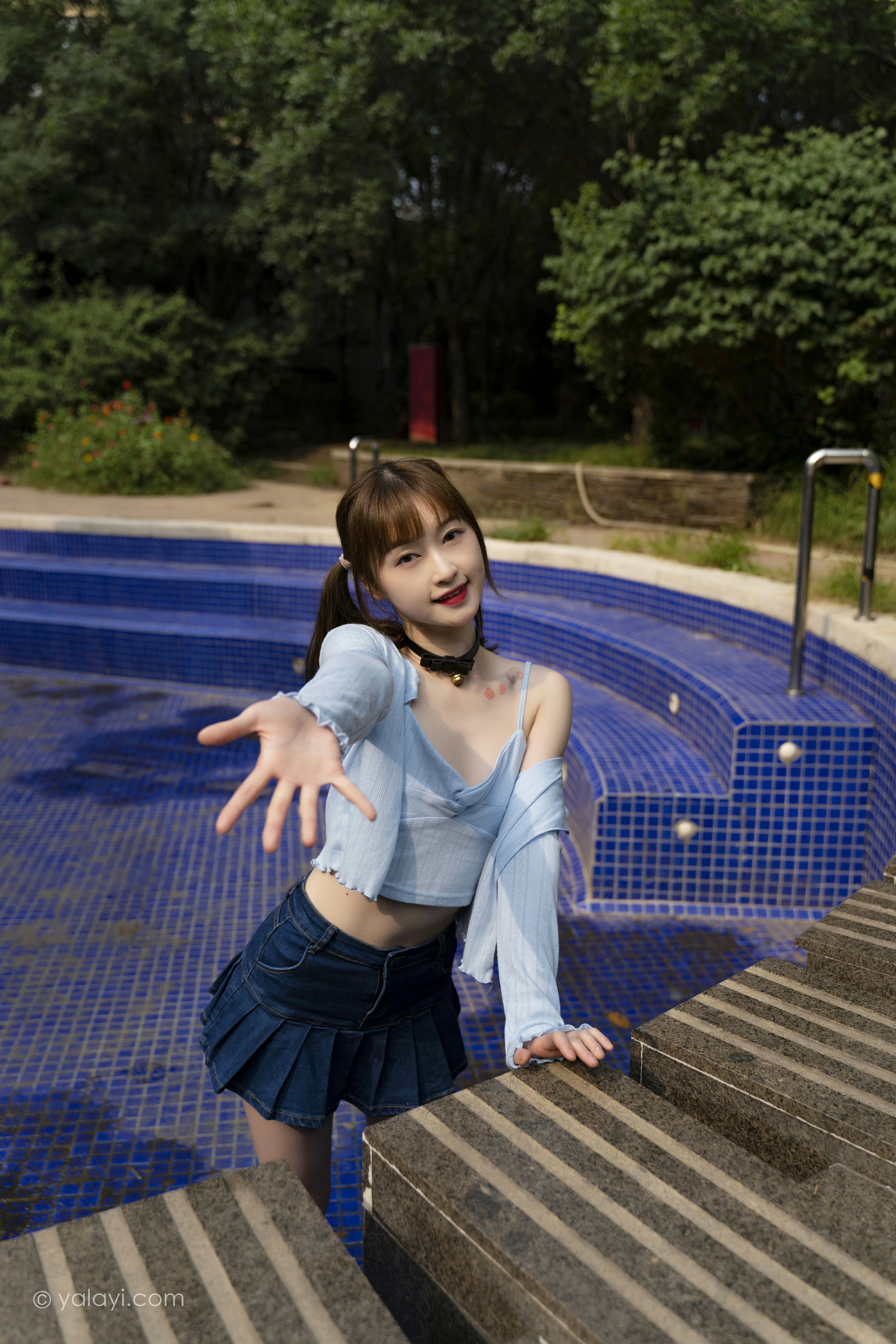 [YALAYI雅拉伊]NO.847 阳光下 京京 蓝色衬衫与小背心加牛仔短裙清纯可爱写真集第4张