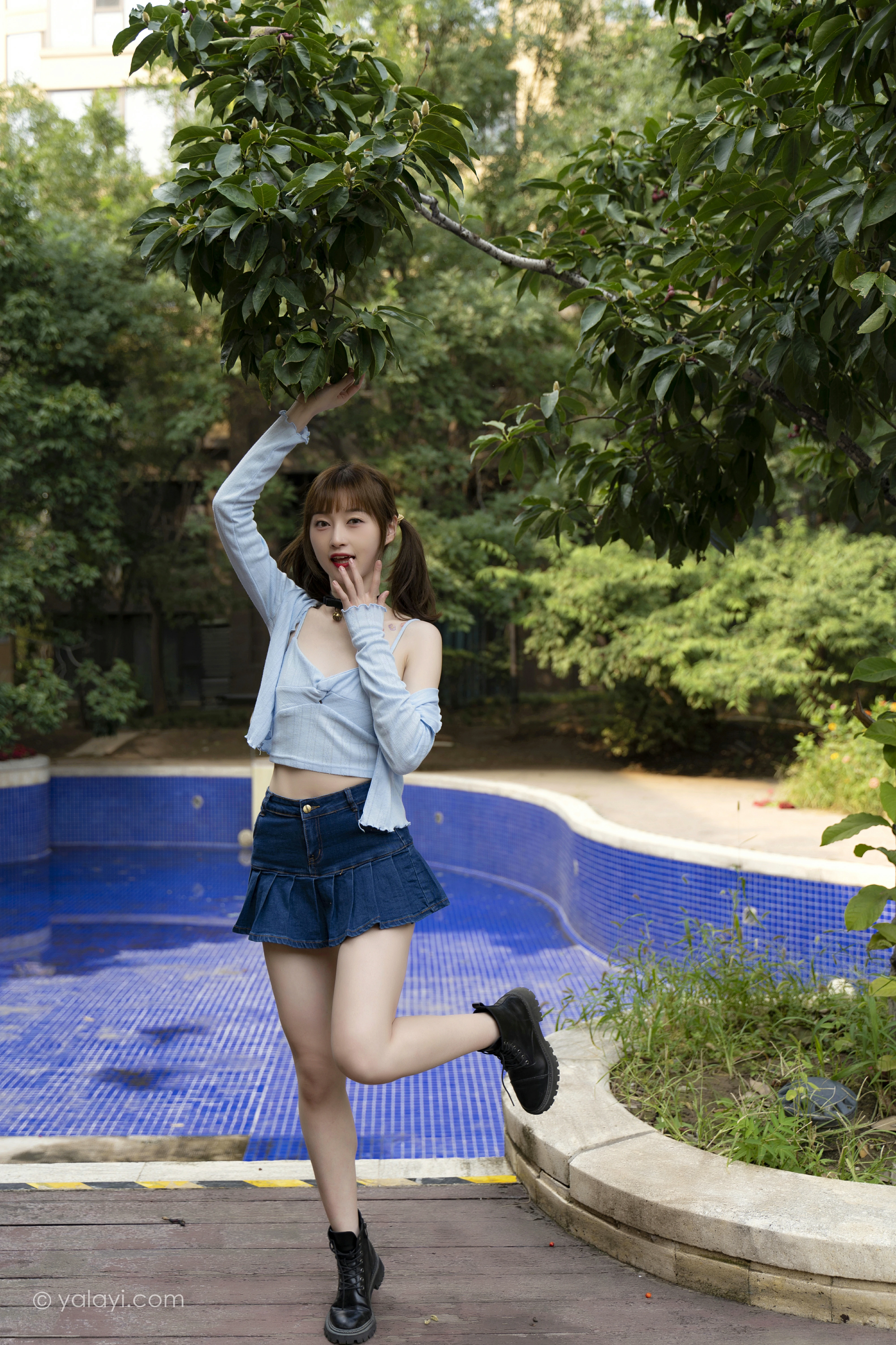 [YALAYI雅拉伊]NO.847 阳光下 京京 蓝色衬衫与小背心加牛仔短裙清纯可爱写真集第9张