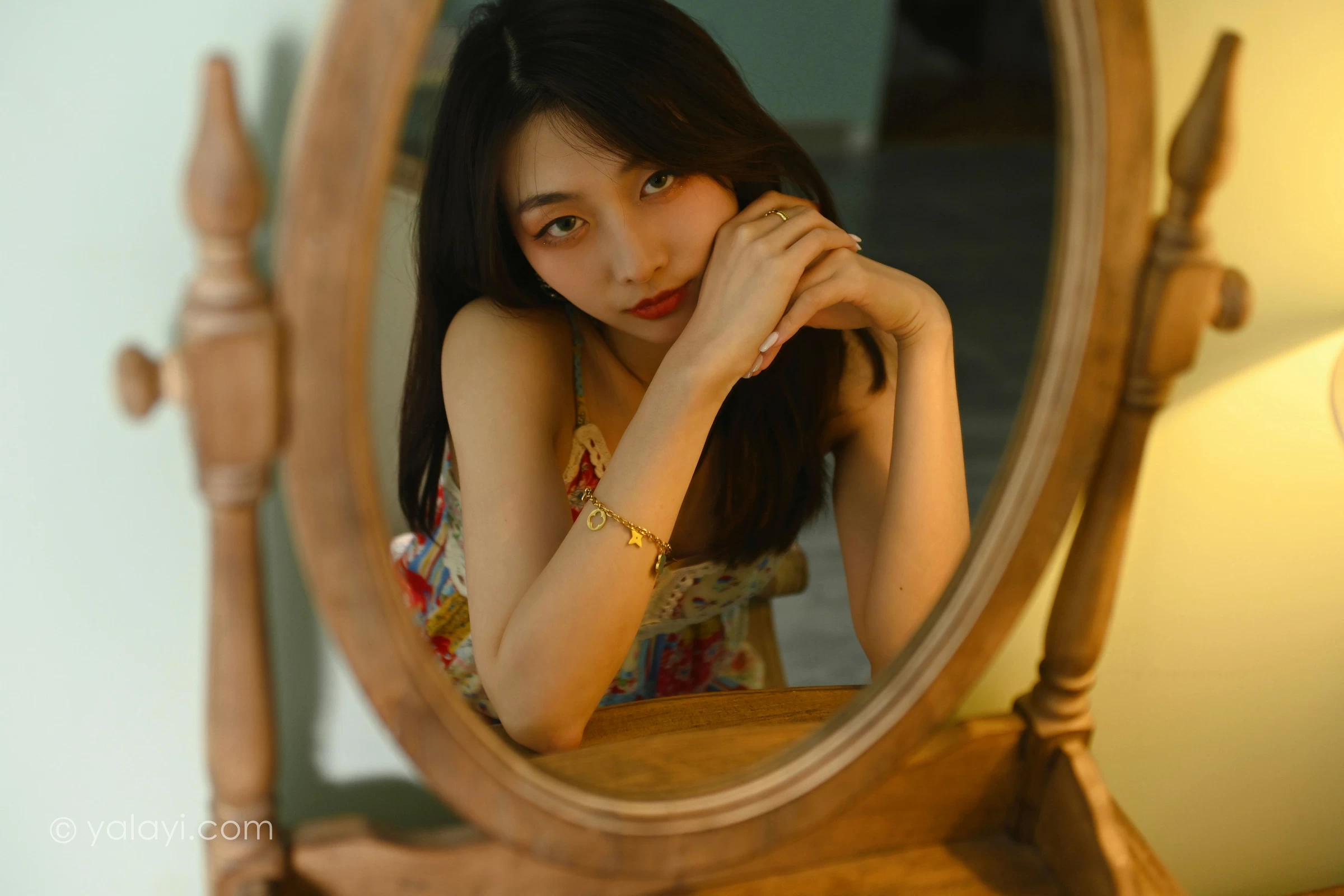 [YALAYI雅拉伊]2022.01.05 镜子里 佳佳 红色吊带连衣裙居家性感写真集第4张