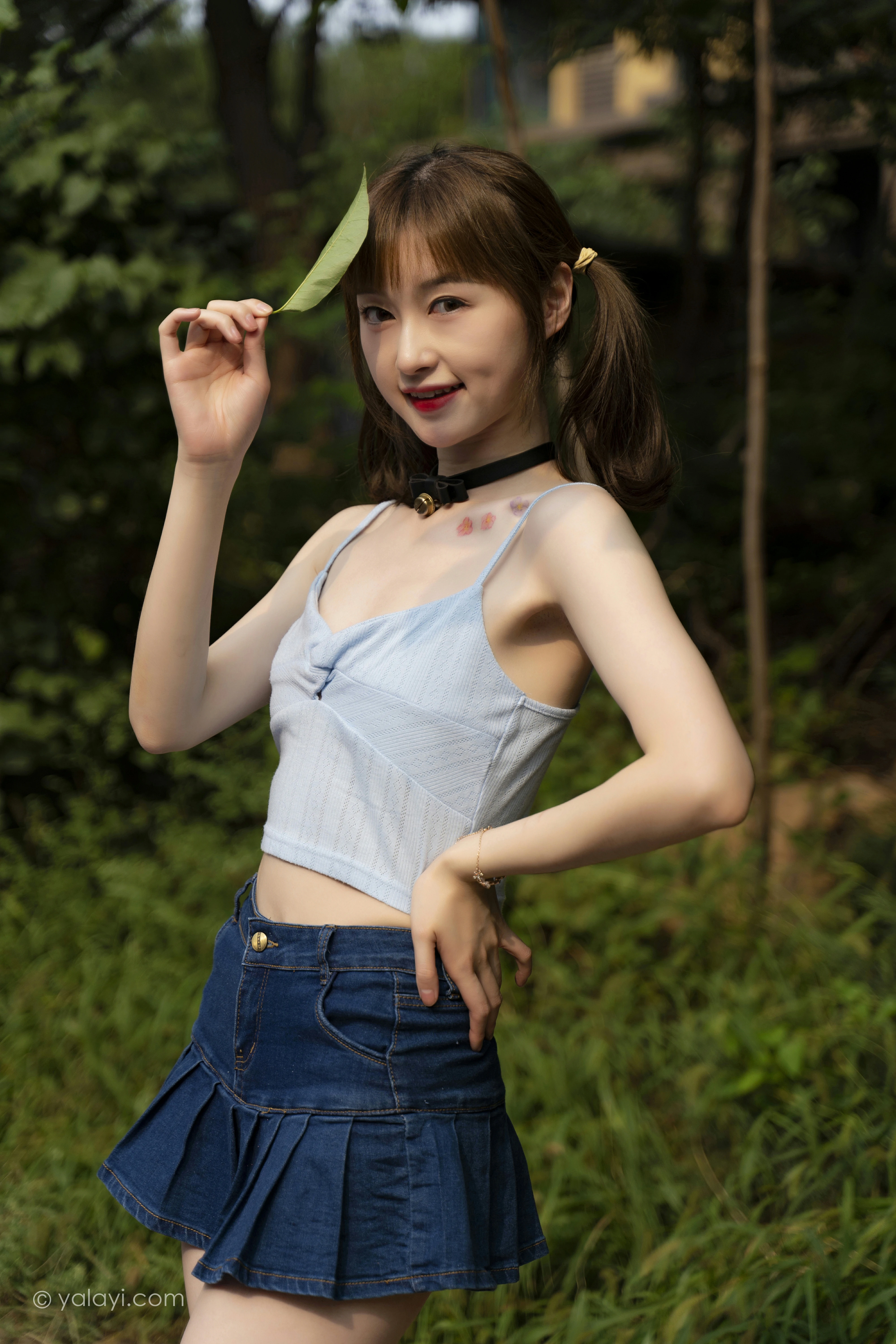 [YALAYI雅拉伊]NO.847 阳光下 京京 蓝色衬衫与小背心加牛仔短裙清纯可爱写真集第13张