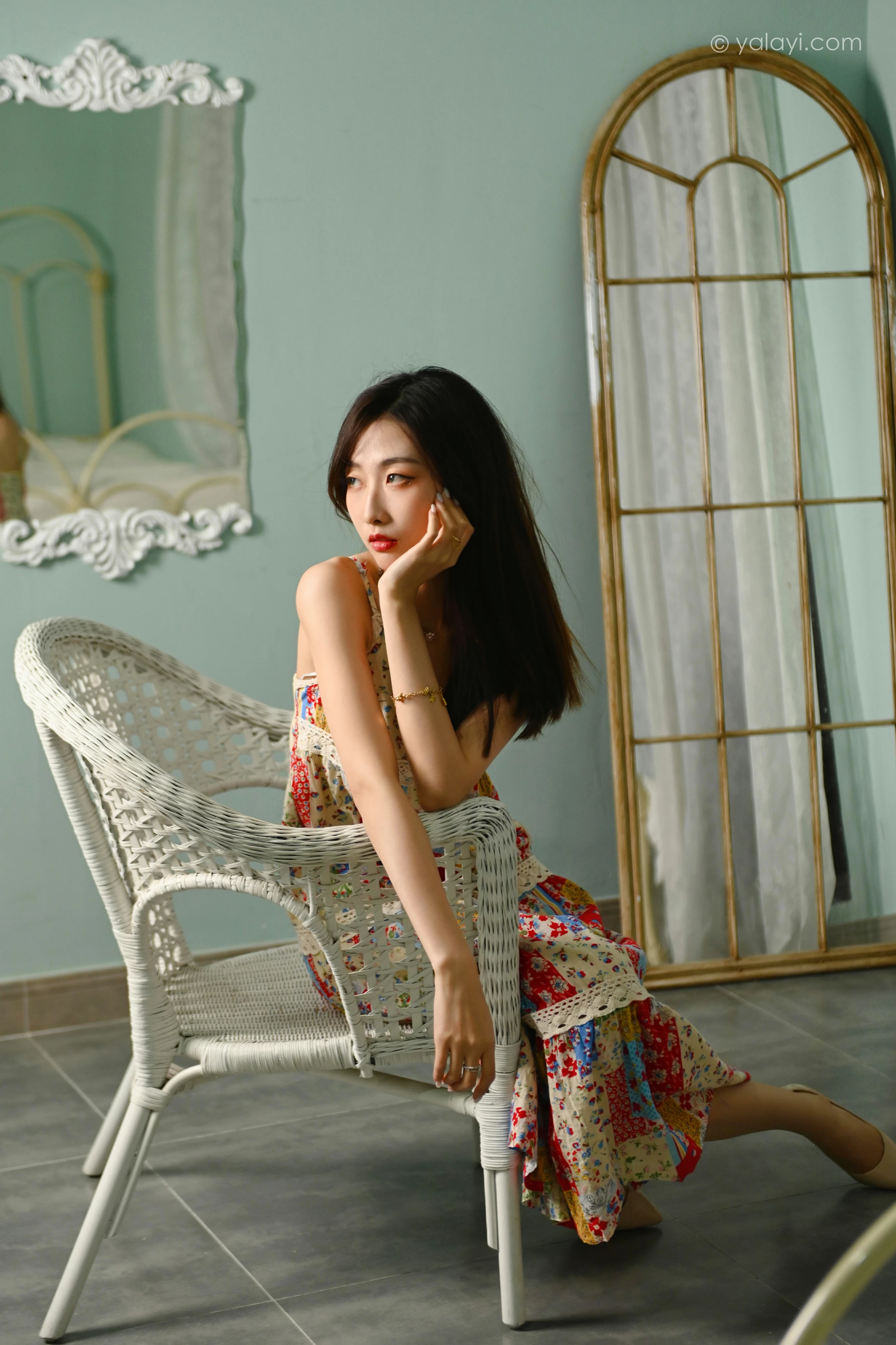 [YALAYI雅拉伊]2022.01.05 镜子里 佳佳 红色吊带连衣裙居家性感写真集第7张