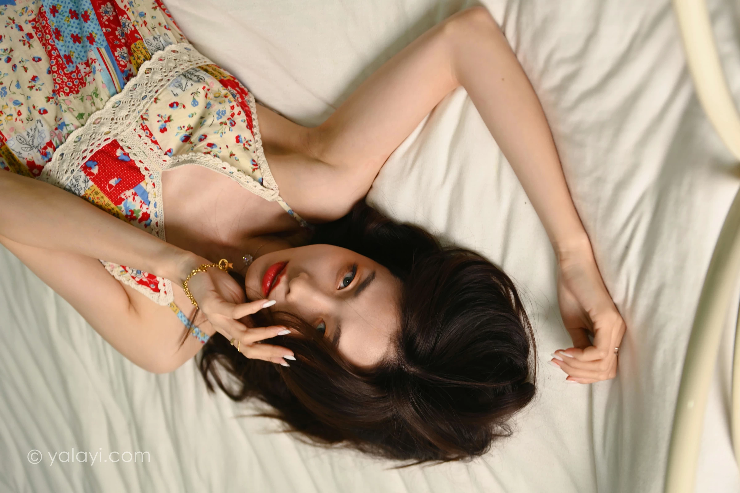 [YALAYI雅拉伊]2022.01.05 镜子里 佳佳 红色吊带连衣裙居家性感写真集第11张