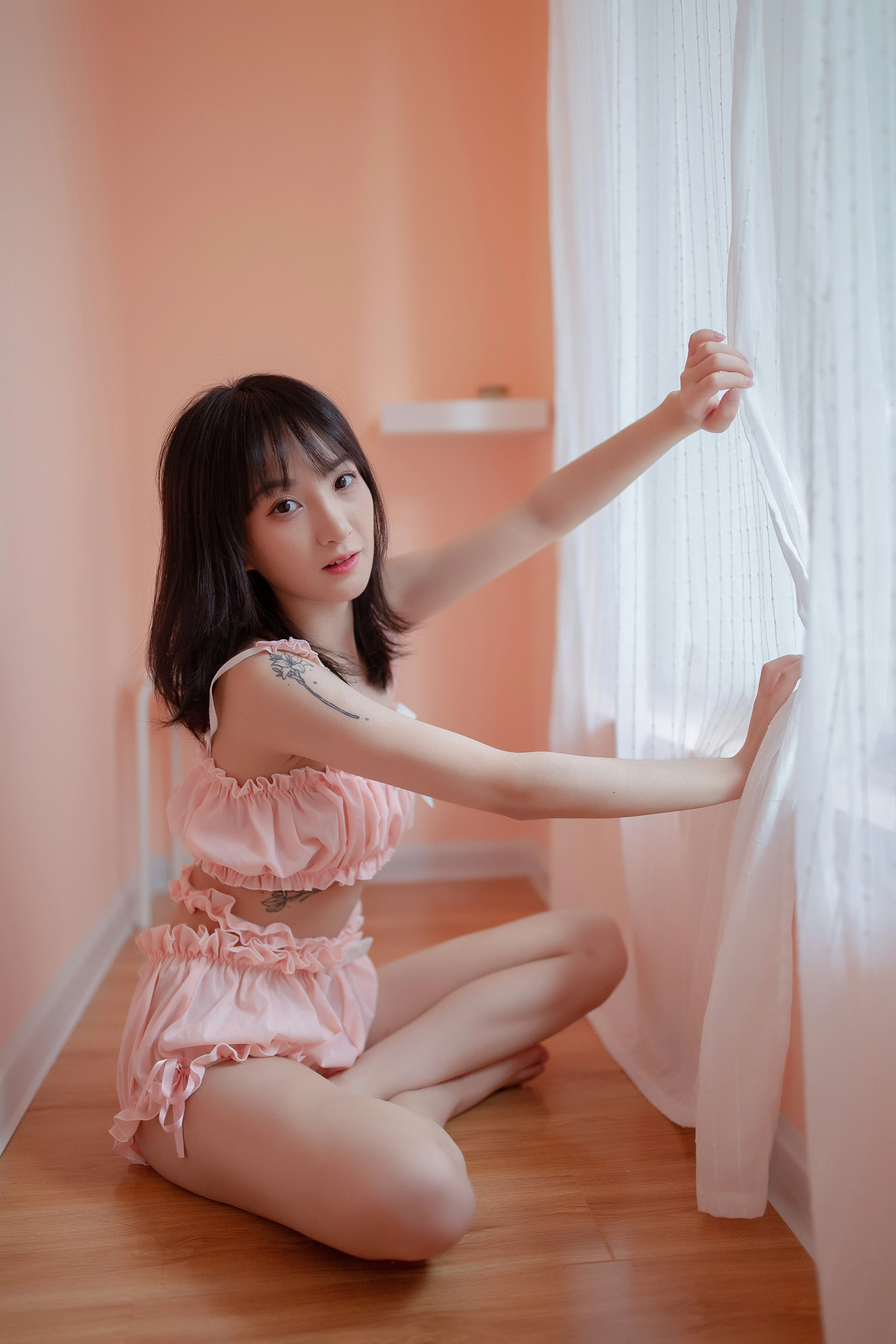 [YALAYI雅拉伊]NO.697 《女友宅日志》 落落 粉色情情趣内衣加短裤性感私房写真集第17张