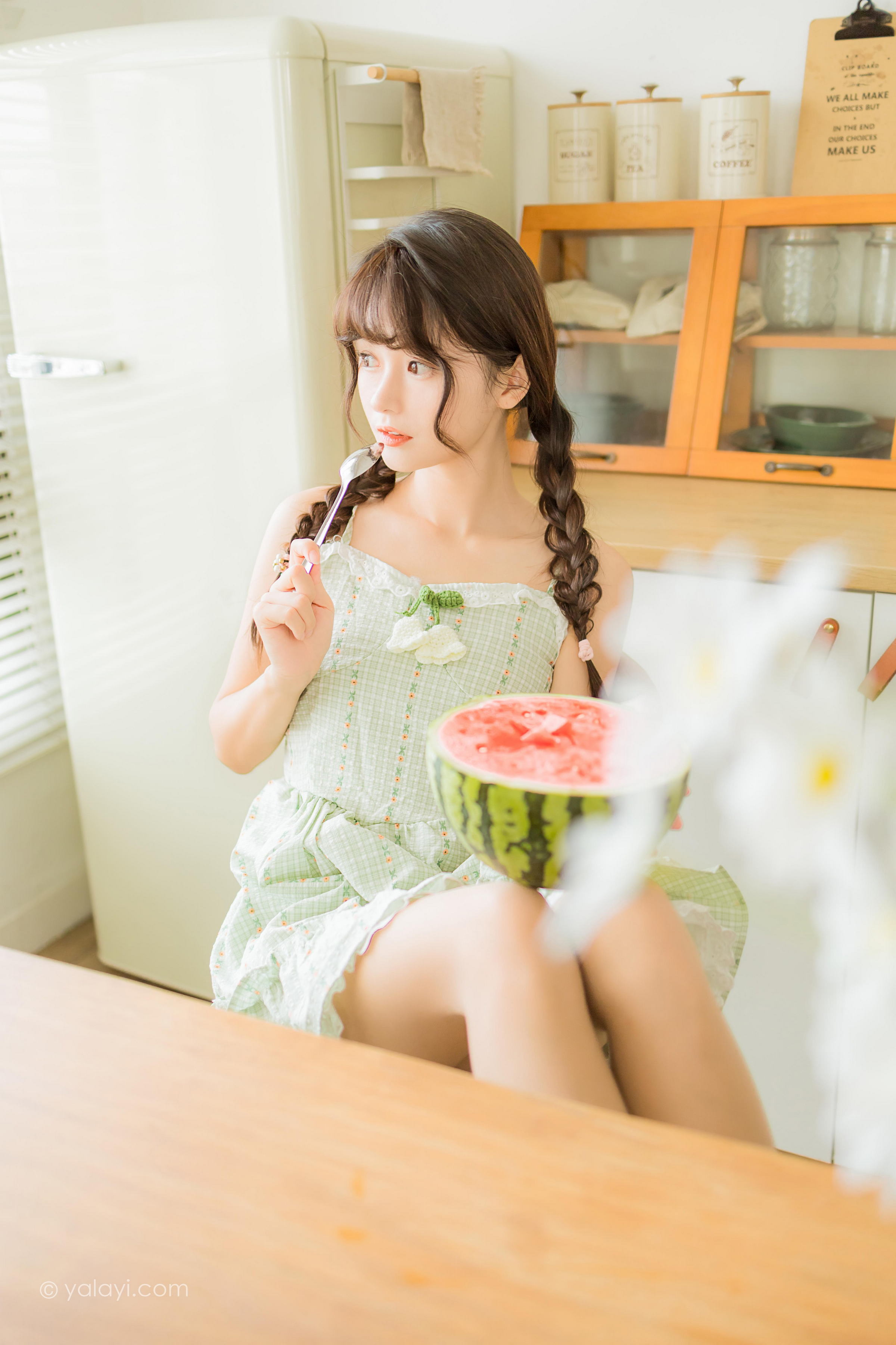 [YALAYI雅拉伊]2022.08.01 夏日甜瓜 小亭 淡青色吊带连衣裙加白色纯绵袜清纯可爱私房写真集第3张