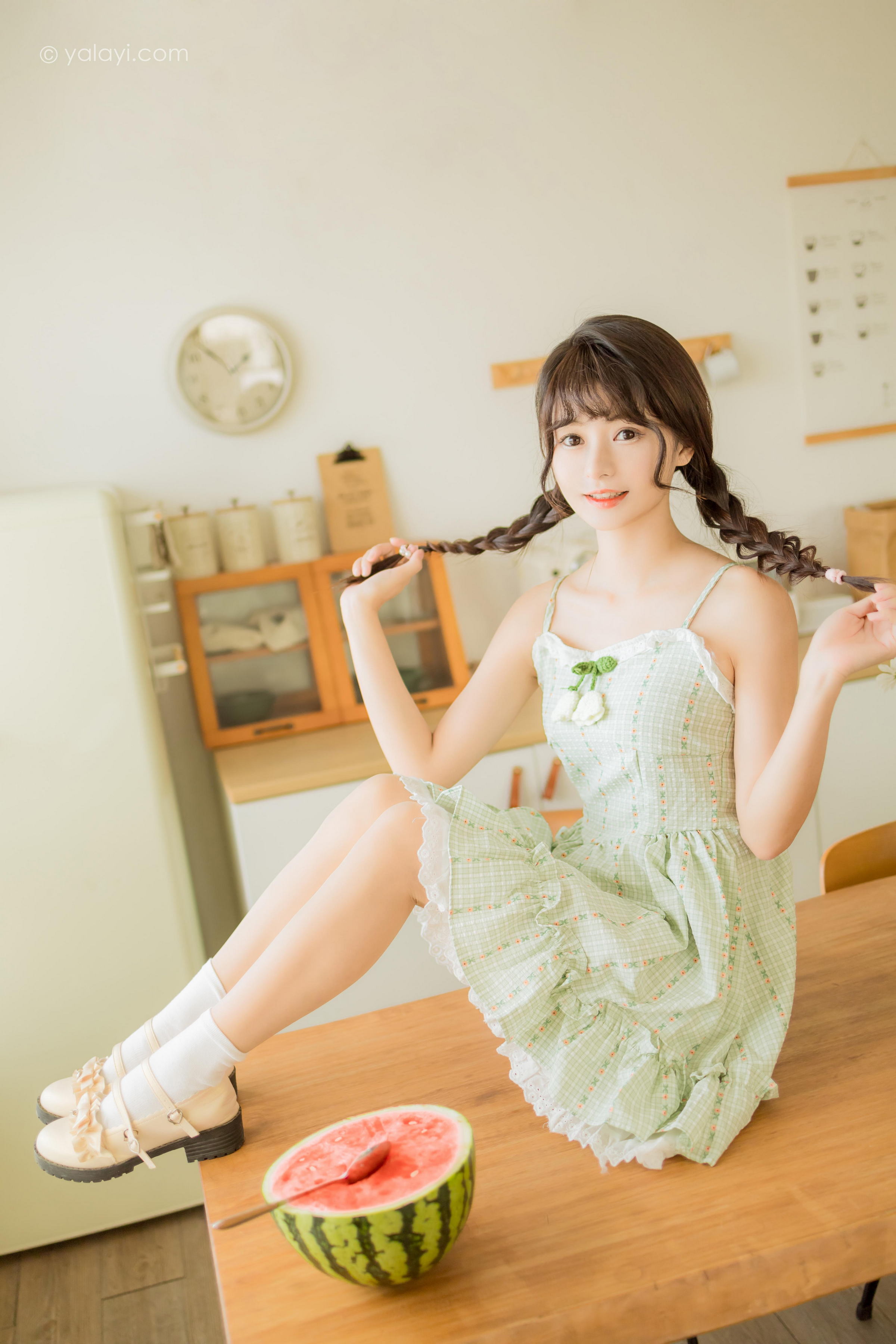 [YALAYI雅拉伊]2022.08.01 夏日甜瓜 小亭 淡青色吊带连衣裙加白色纯绵袜清纯可爱私房写真集第6张