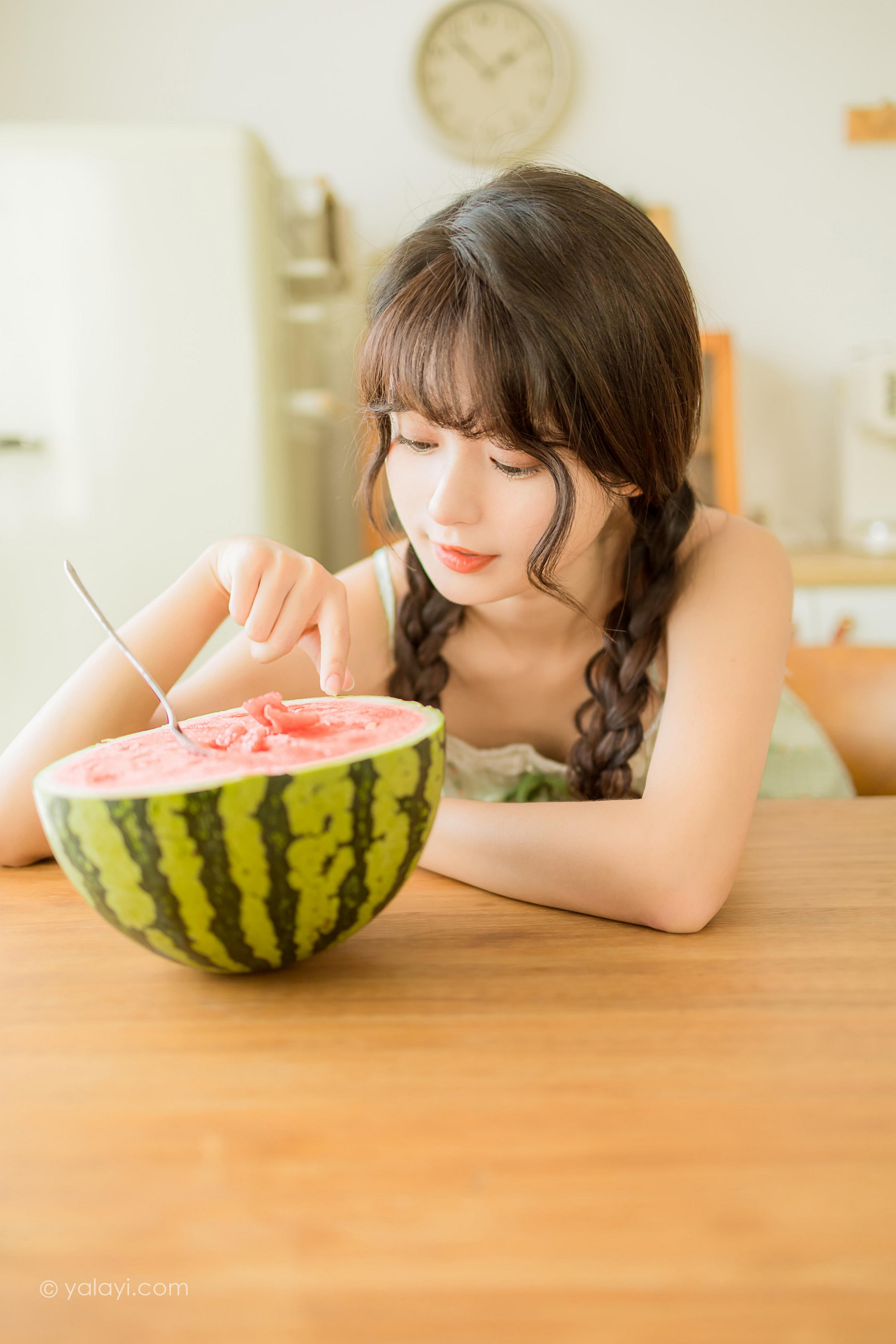 [YALAYI雅拉伊]2022.08.01 夏日甜瓜 小亭 淡青色吊带连衣裙加白色纯绵袜清纯可爱私房写真集第8张