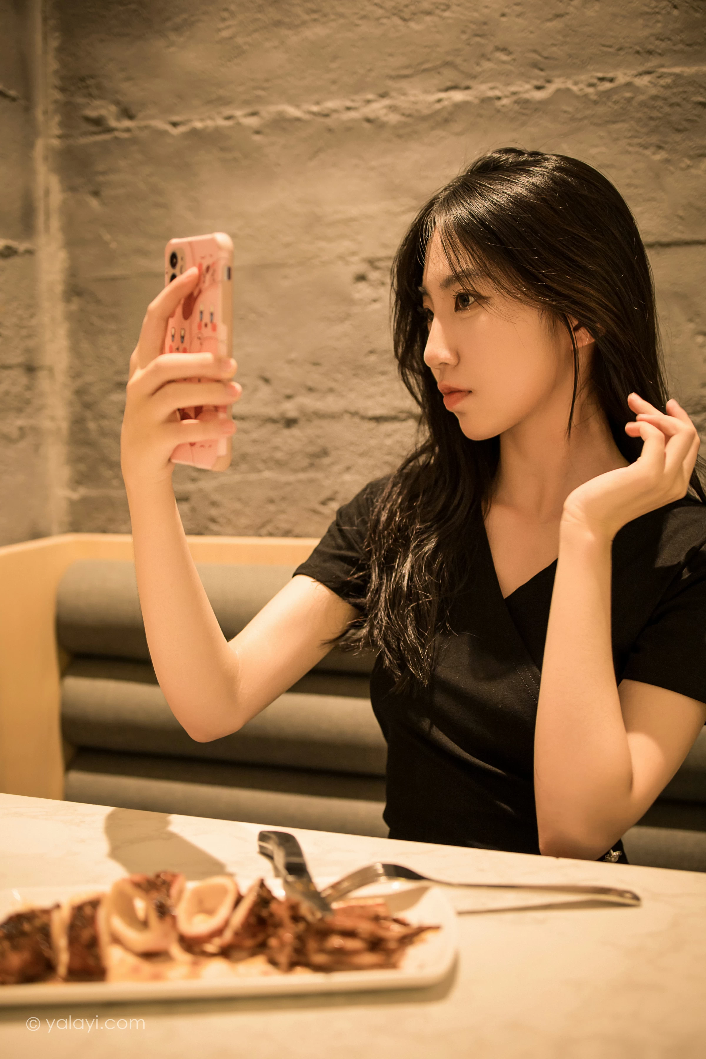 [YALAYI雅拉伊]2022.01.10 梦见前女友 小乔 黑色连衣裙加黑丝美腿性感写真集第1张