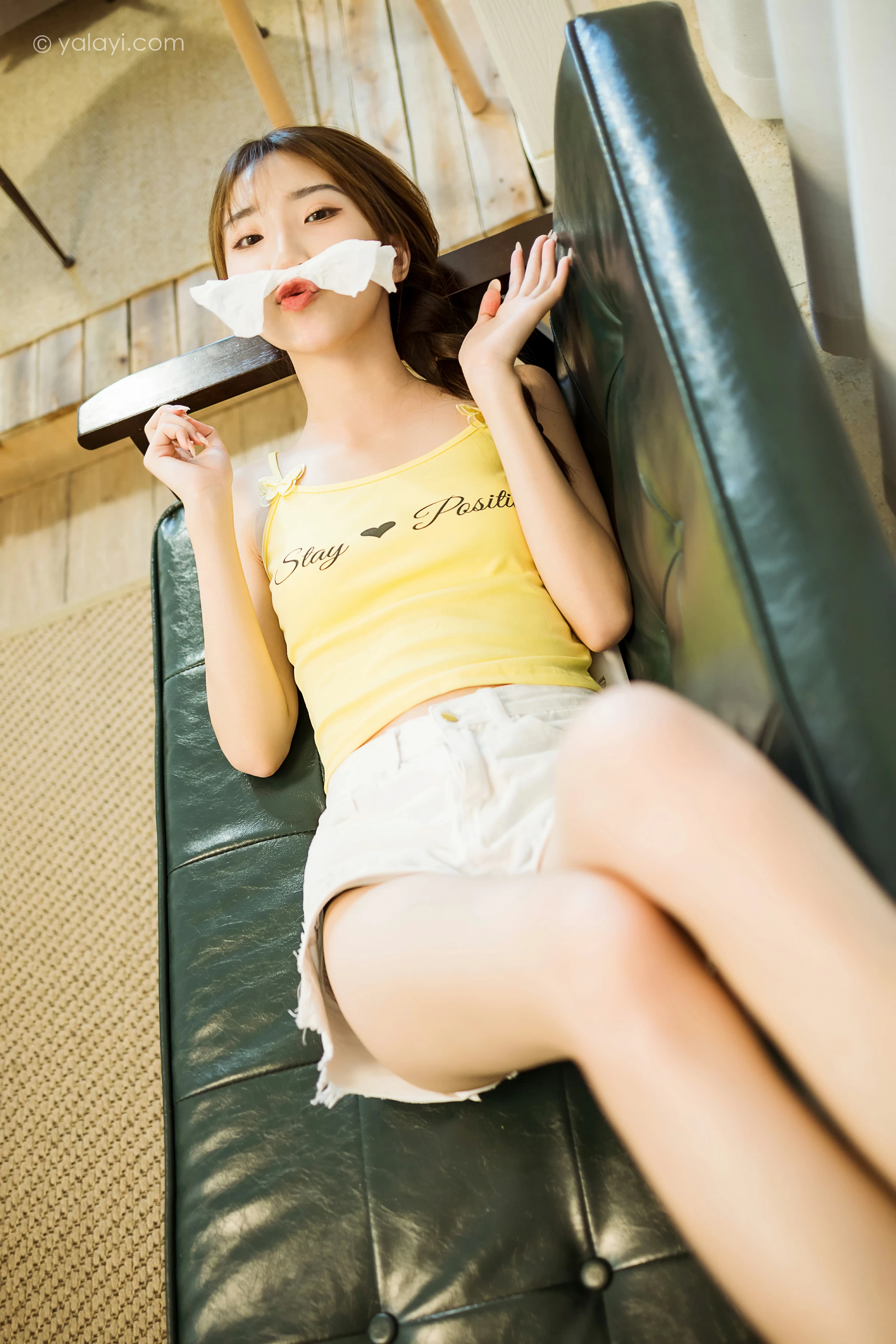 [YALAYI雅拉伊]NO.723 《青涩回忆》 小乔 黄色小背心加白色短裤居家私房写真第3张