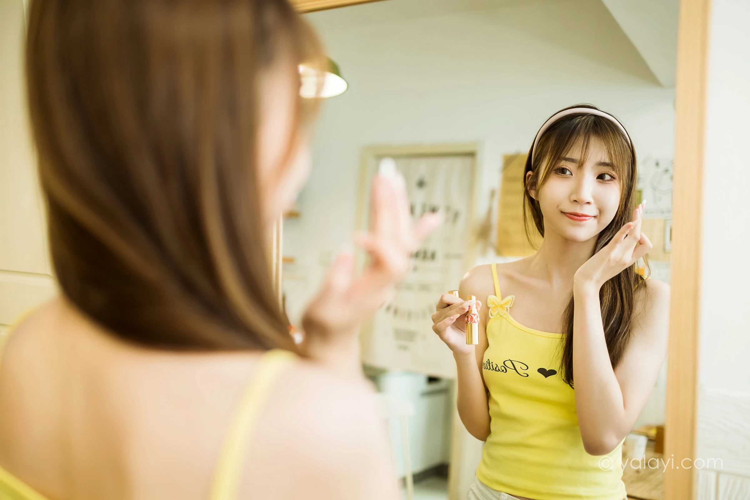 [YALAYI雅拉伊]NO.723 《青涩回忆》 小乔 黄色小背心加白色短裤居家私房写真第5张