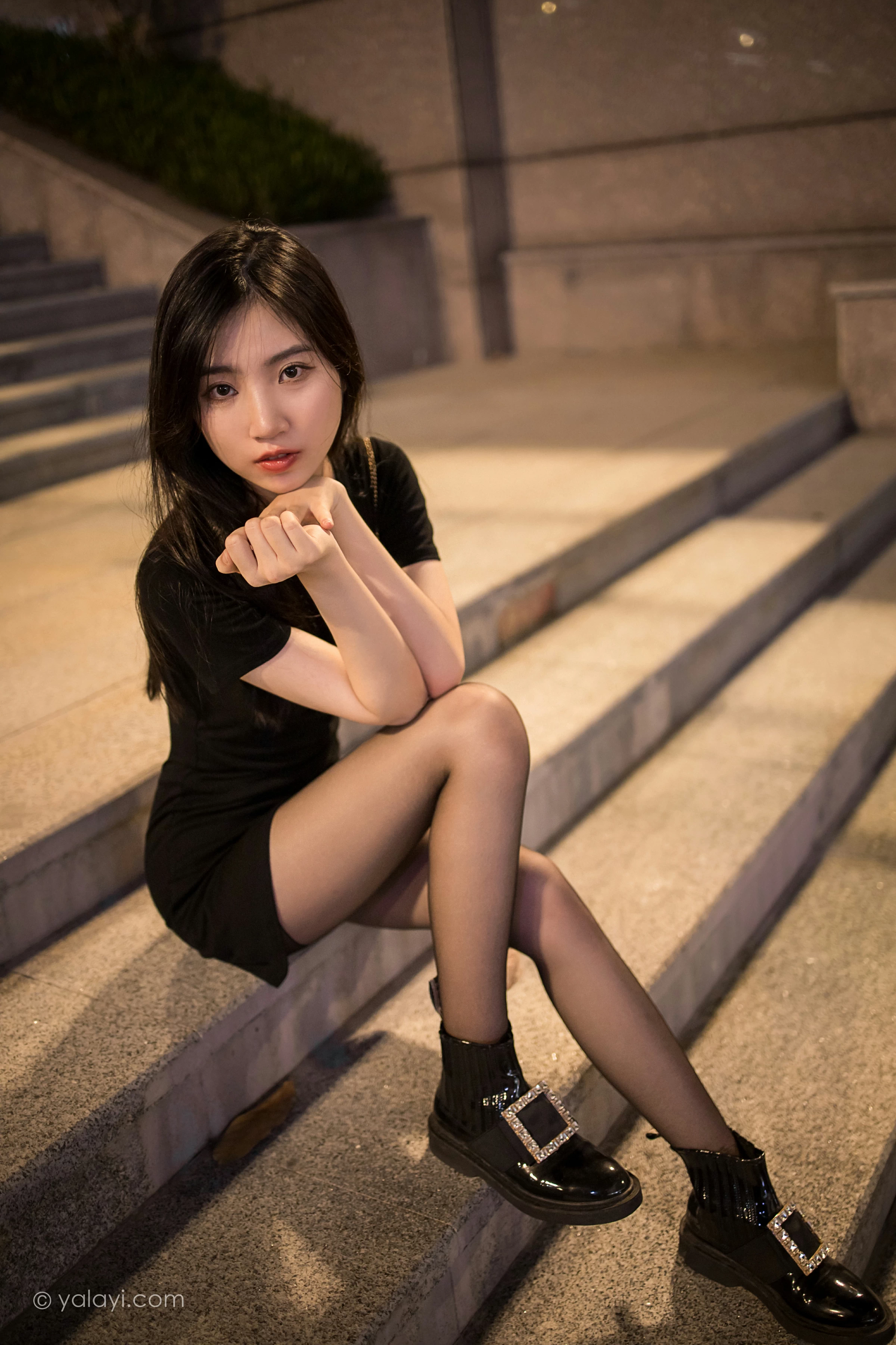 [YALAYI雅拉伊]2022.01.10 梦见前女友 小乔 黑色连衣裙加黑丝美腿性感写真集第14张