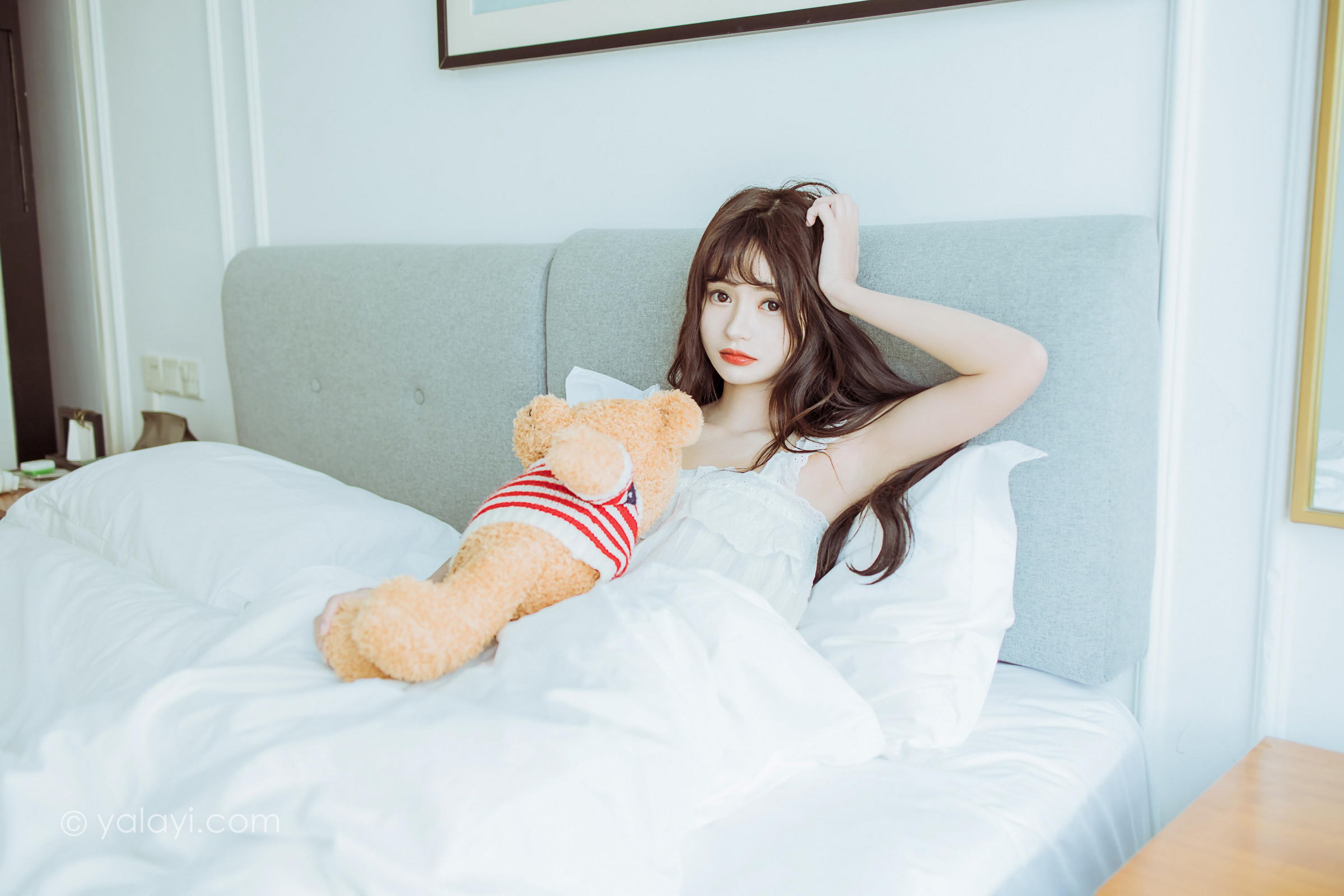 [YALAYI雅拉伊]2022.09.09 静思 小亭 白色蕾丝连衣裙与美腿玉足居家清纯写真集第14张