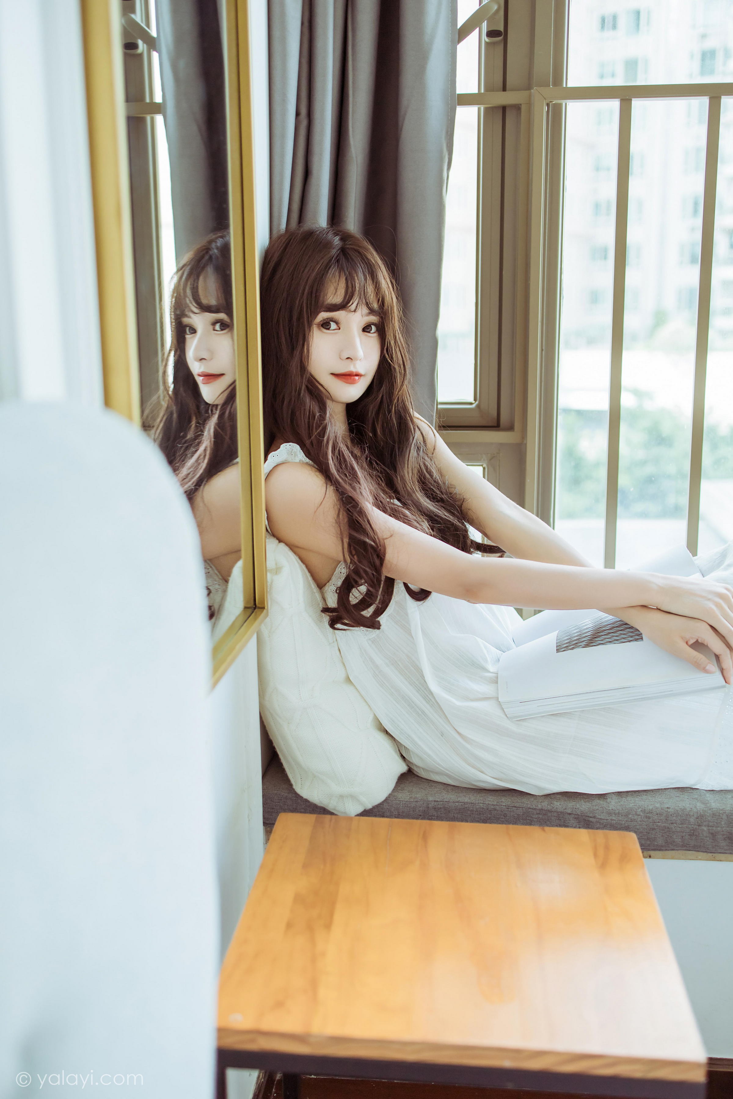 [YALAYI雅拉伊]2022.09.09 静思 小亭 白色蕾丝连衣裙与美腿玉足居家清纯写真集第15张
