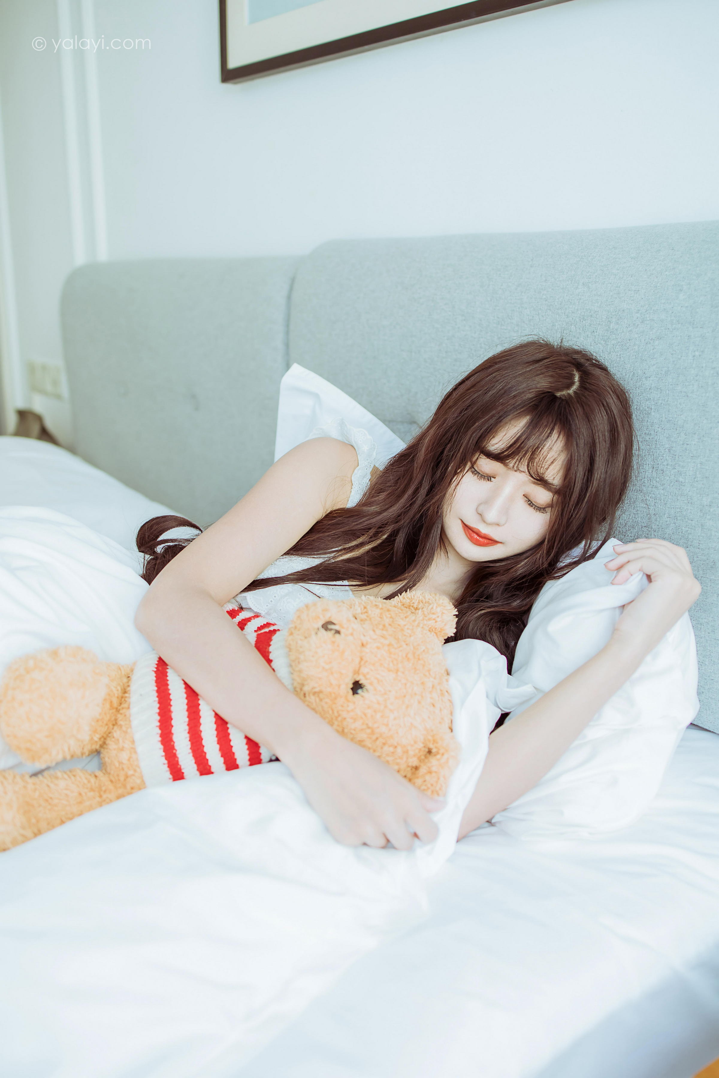 [YALAYI雅拉伊]2022.09.09 静思 小亭 白色蕾丝连衣裙与美腿玉足居家清纯写真集第14张