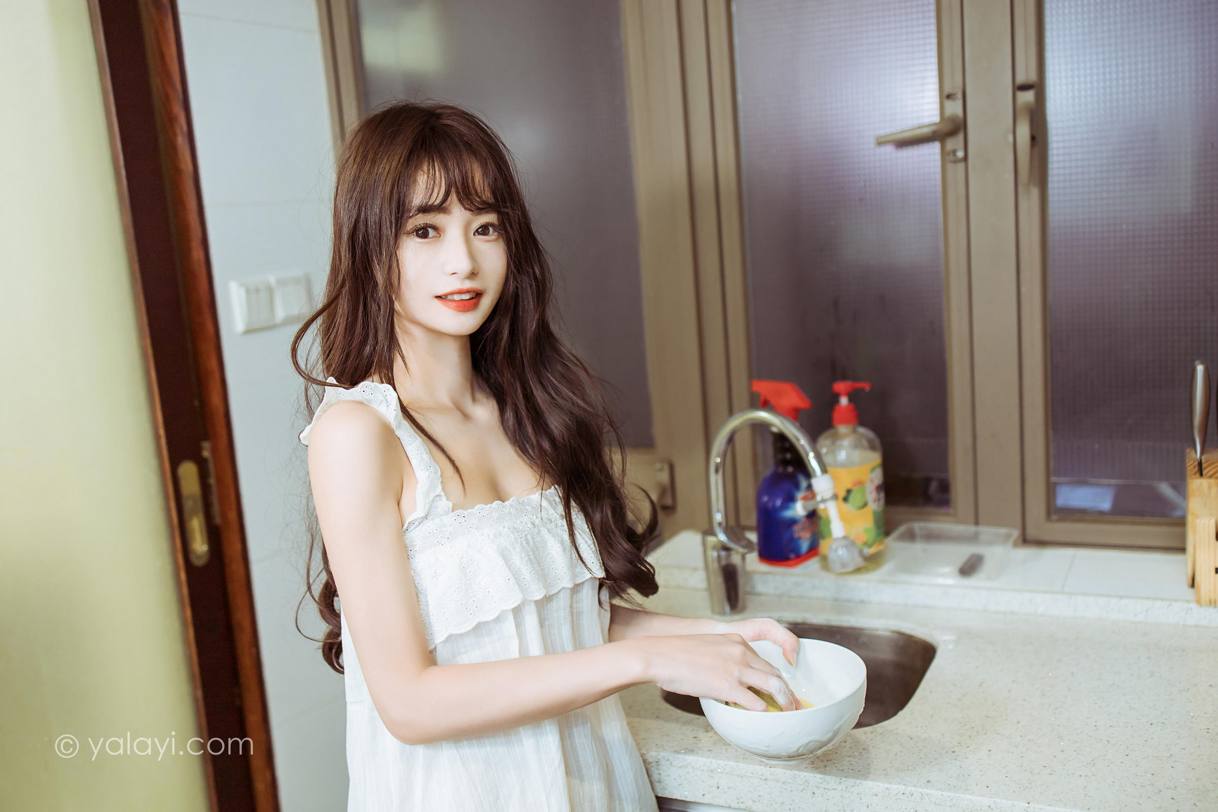 [YALAYI雅拉伊]2022.09.09 静思 小亭 白色蕾丝连衣裙与美腿玉足居家清纯写真集第11张