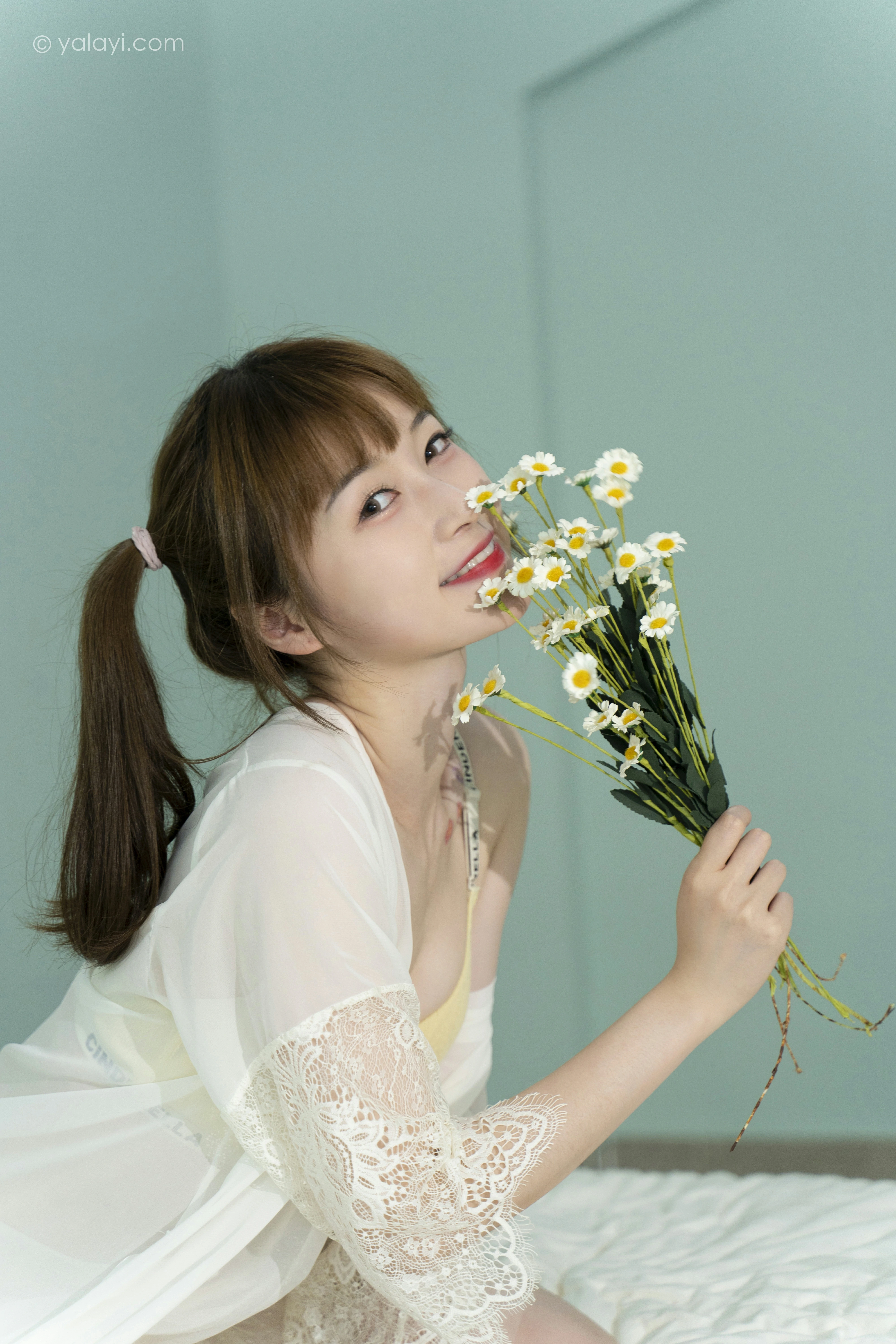 [YALAYI雅拉伊]NO.849 花漾裙裙 京京 白色透视睡衣与短裙加黄色内衣性感写真集第9张