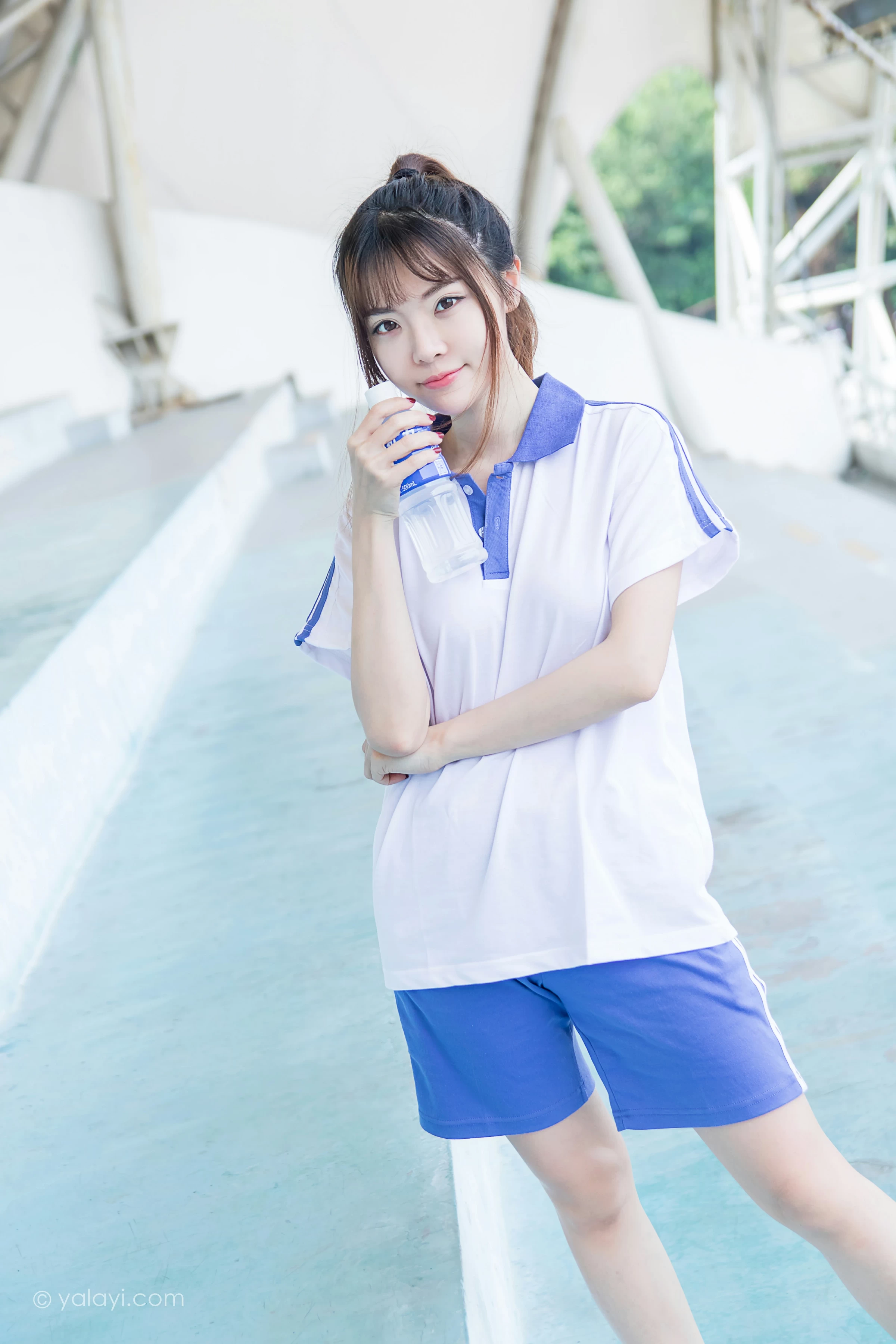 [YALAYI雅拉伊]NO.731 《那些年》 阳阳 白色短袖校服加蓝色短裤私房写真集第3张