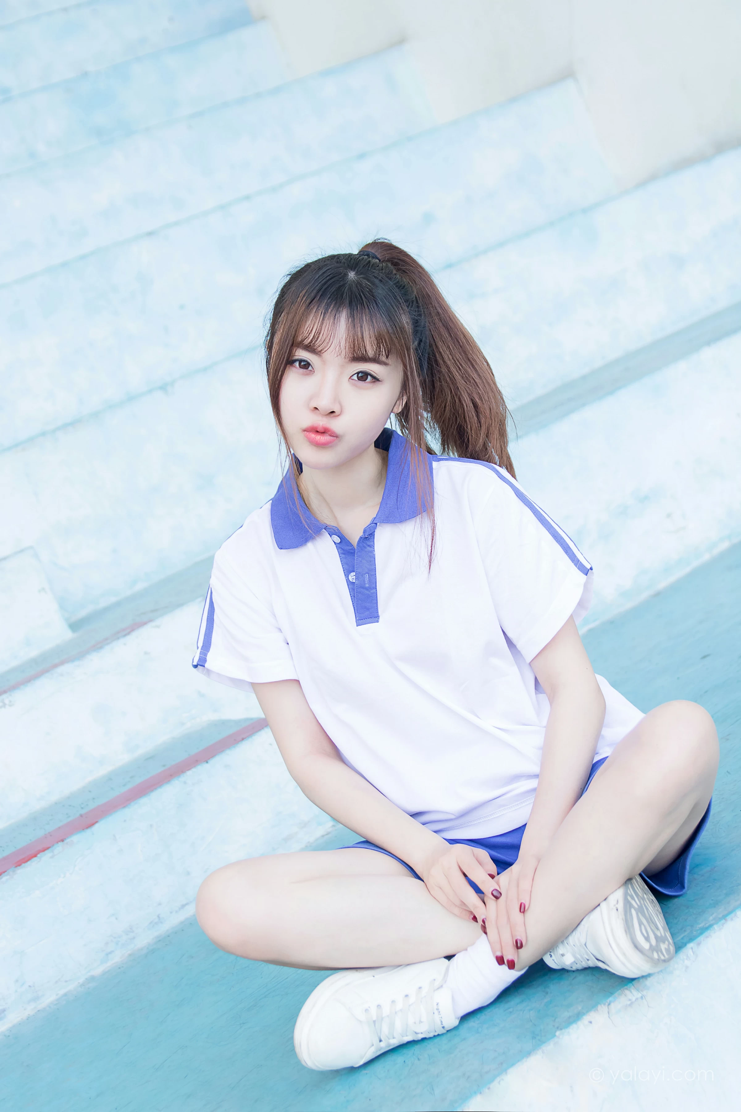 [YALAYI雅拉伊]NO.731 《那些年》 阳阳 白色短袖校服加蓝色短裤私房写真集第4张