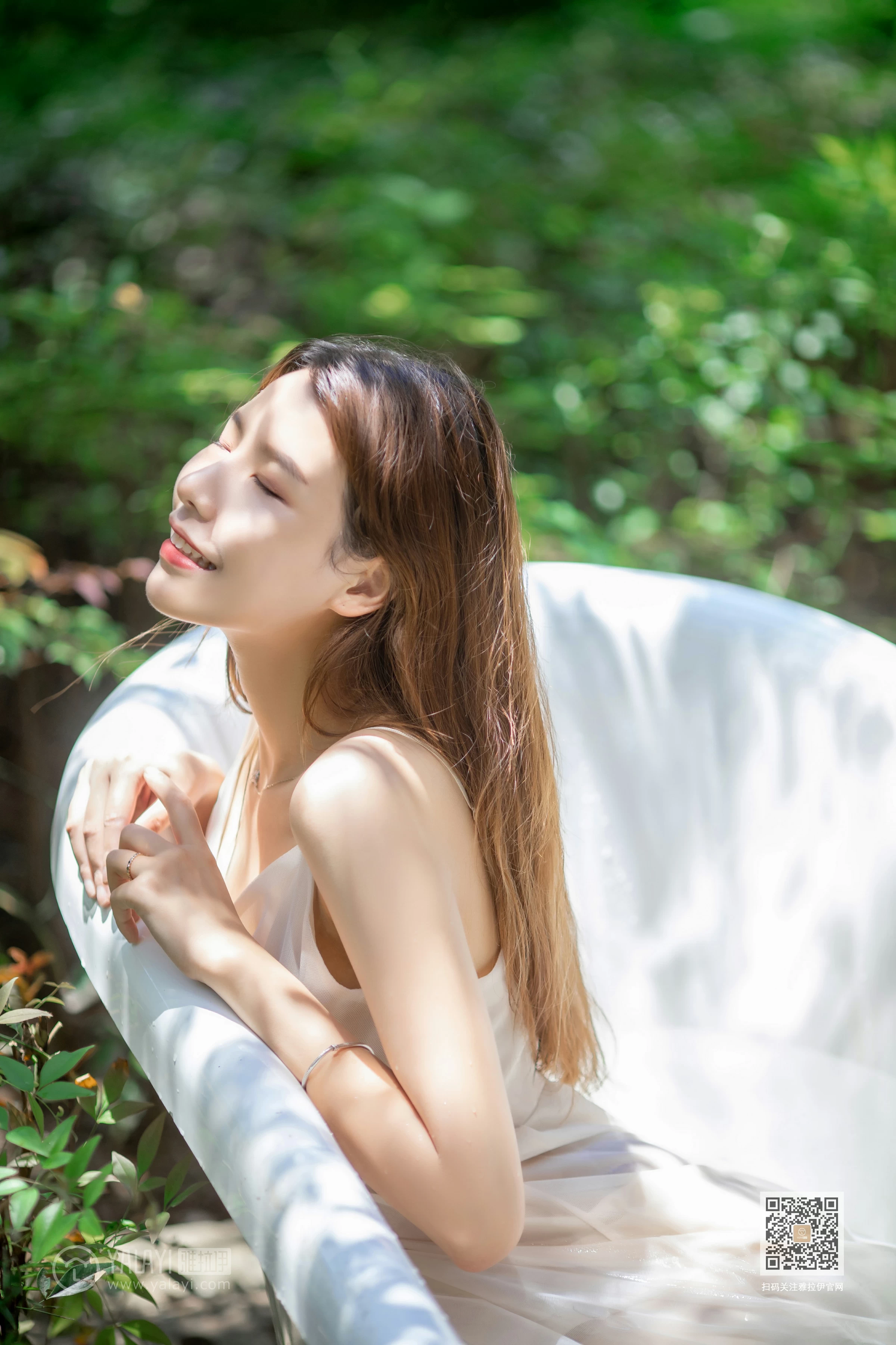 [YALAYI雅拉伊]Vol.453 天浴 令狐美 白色吊带透视连衣裙性感私房写真集第2张