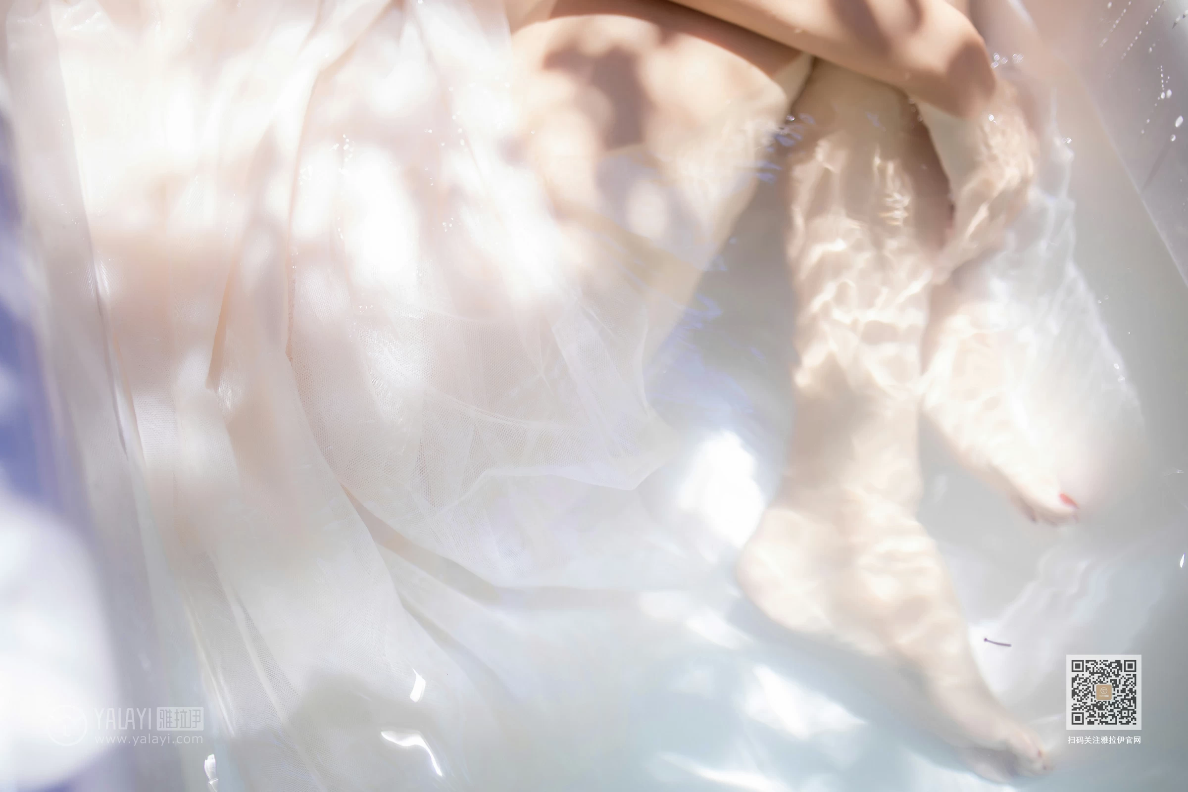 [YALAYI雅拉伊]Vol.453 天浴 令狐美 白色吊带透视连衣裙性感私房写真集第11张