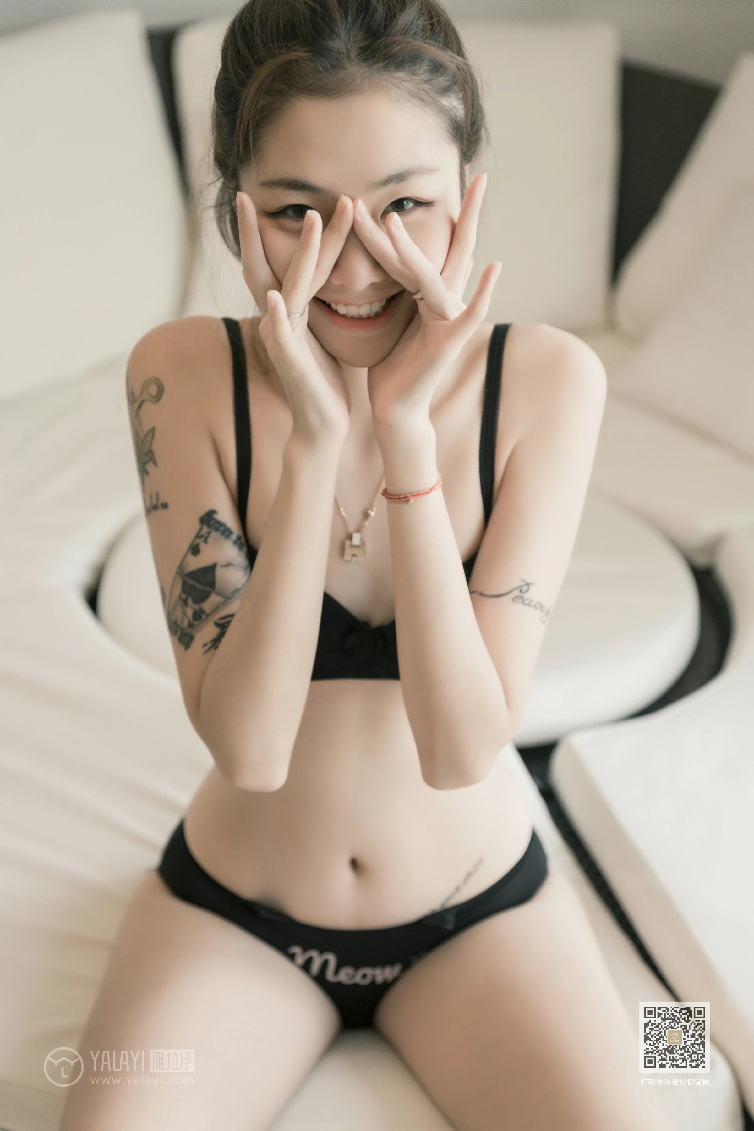 [YALAYI雅拉伊]Vol.452 刺青女孩儿 鸭鸭 黑色性感内衣居家私房写真集第2张