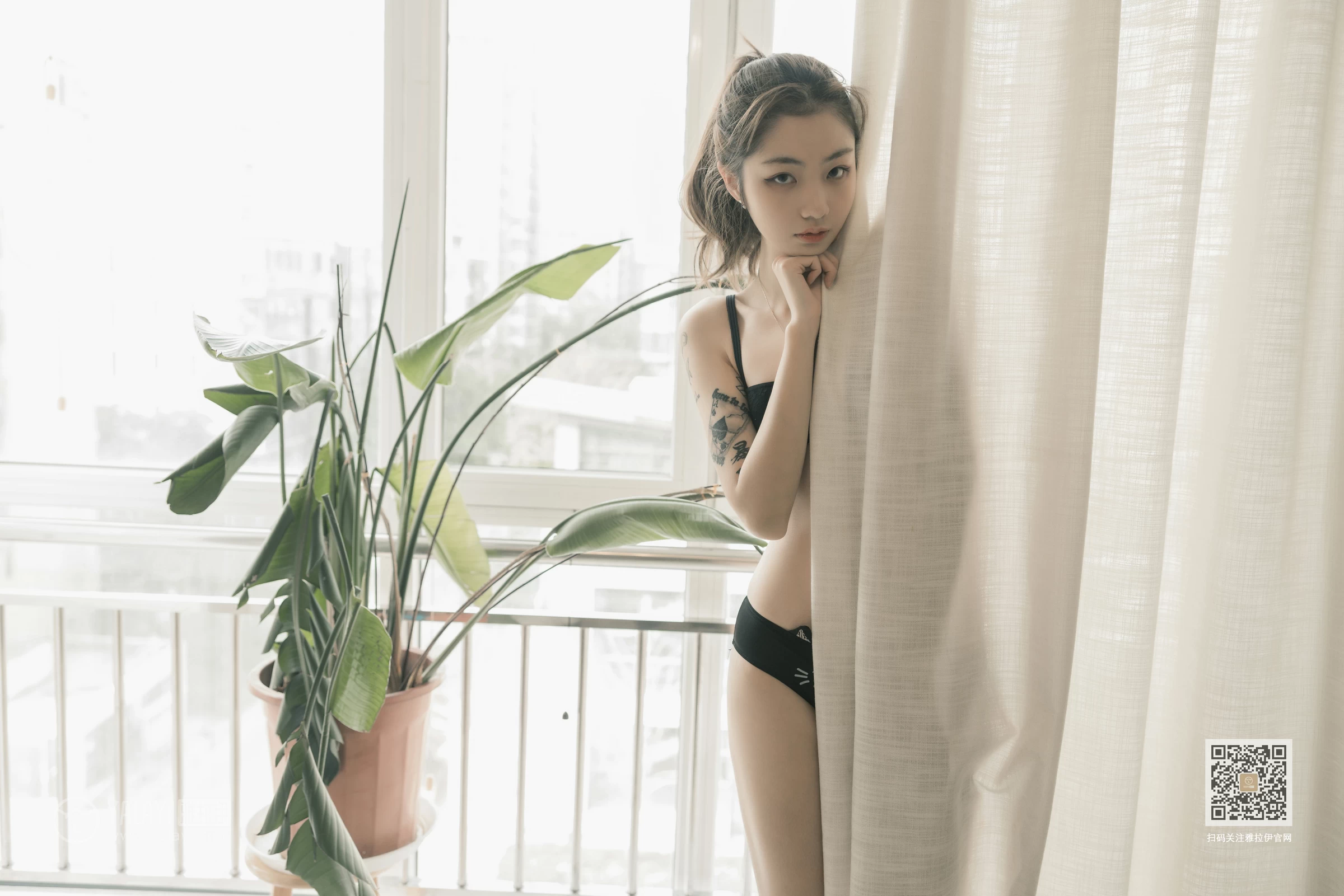 [YALAYI雅拉伊]Vol.452 刺青女孩儿 鸭鸭 黑色性感内衣居家私房写真集第5张