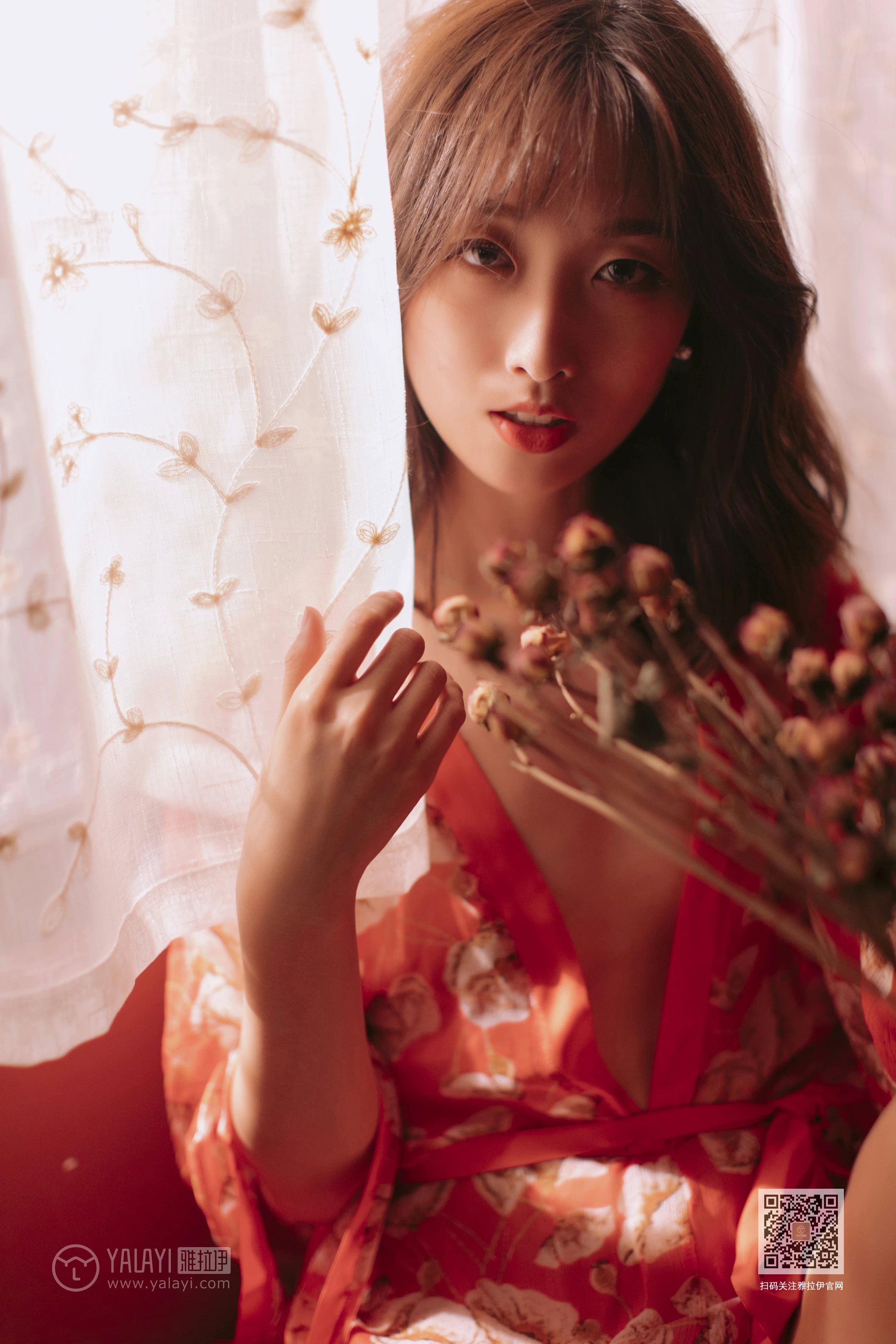 [YALAYI雅拉伊]Vol.460 红妆写真 佳佳 红色睡衣居家性感私房写真集第2张