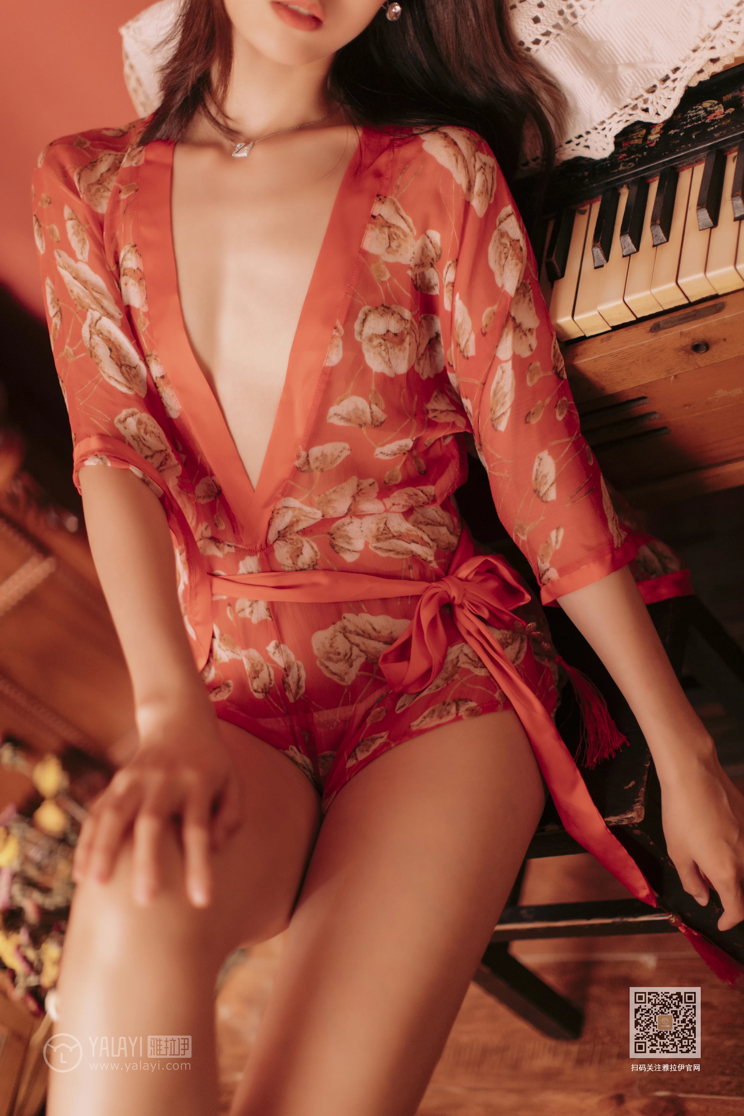 [YALAYI雅拉伊]Vol.460 红妆写真 佳佳 红色睡衣居家性感私房写真集第15张