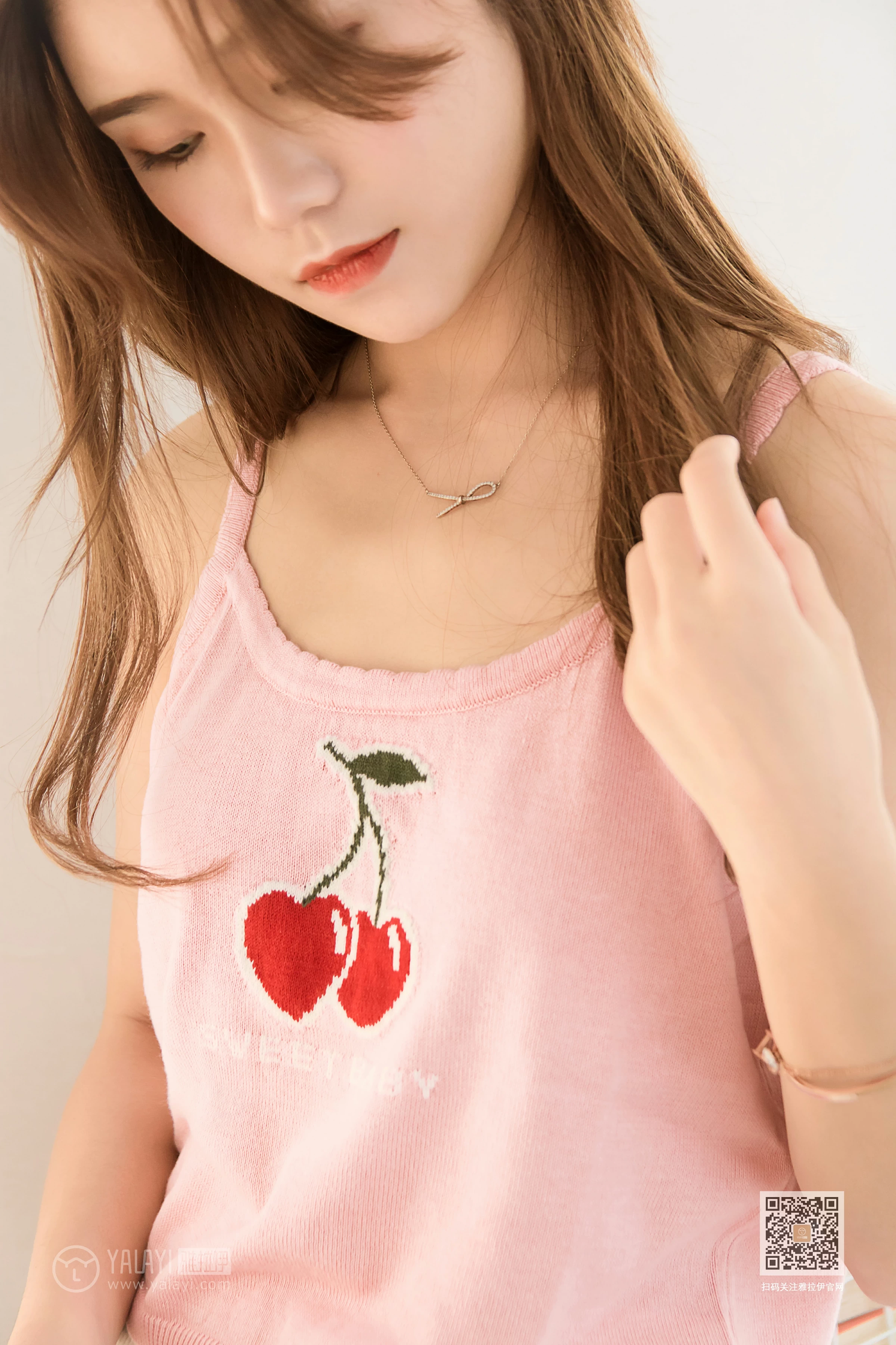 [YALAYI雅拉伊]Vol.465 樱桃姐妹花 大乔小乔 性感小背心加白色短裤私房写真集第14张