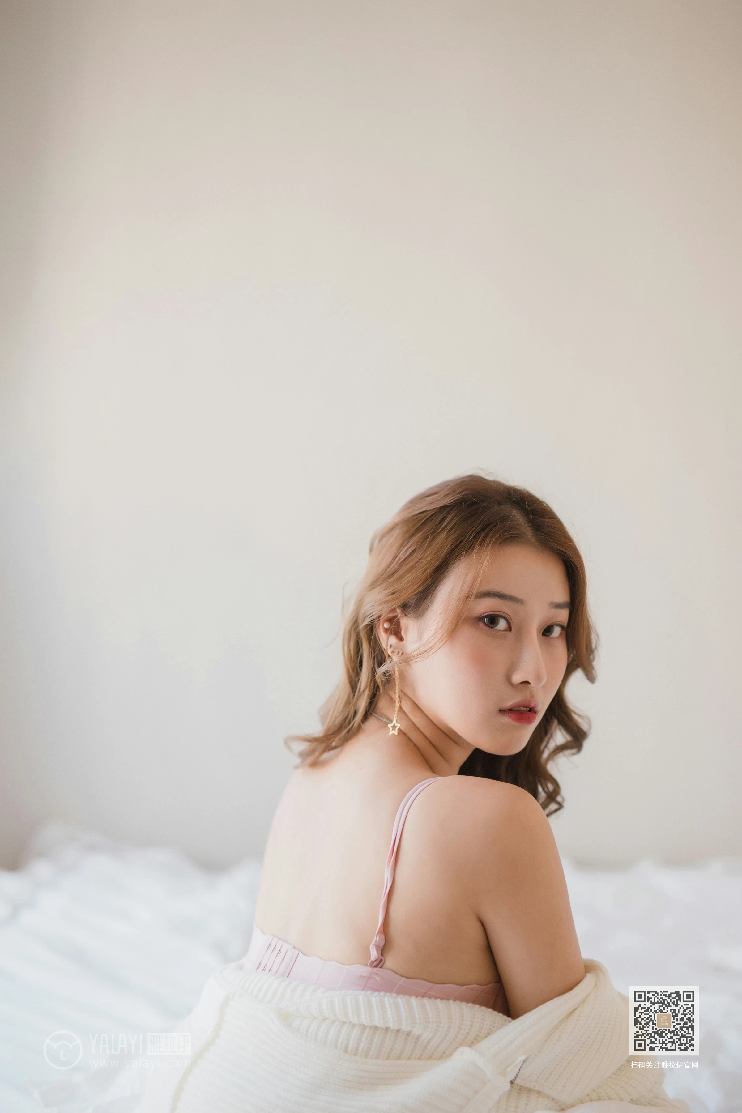 [YALAYI雅拉伊]Vol.475 美人秋波醉 欣茹 粉色性感内衣居家私房写真集第4张