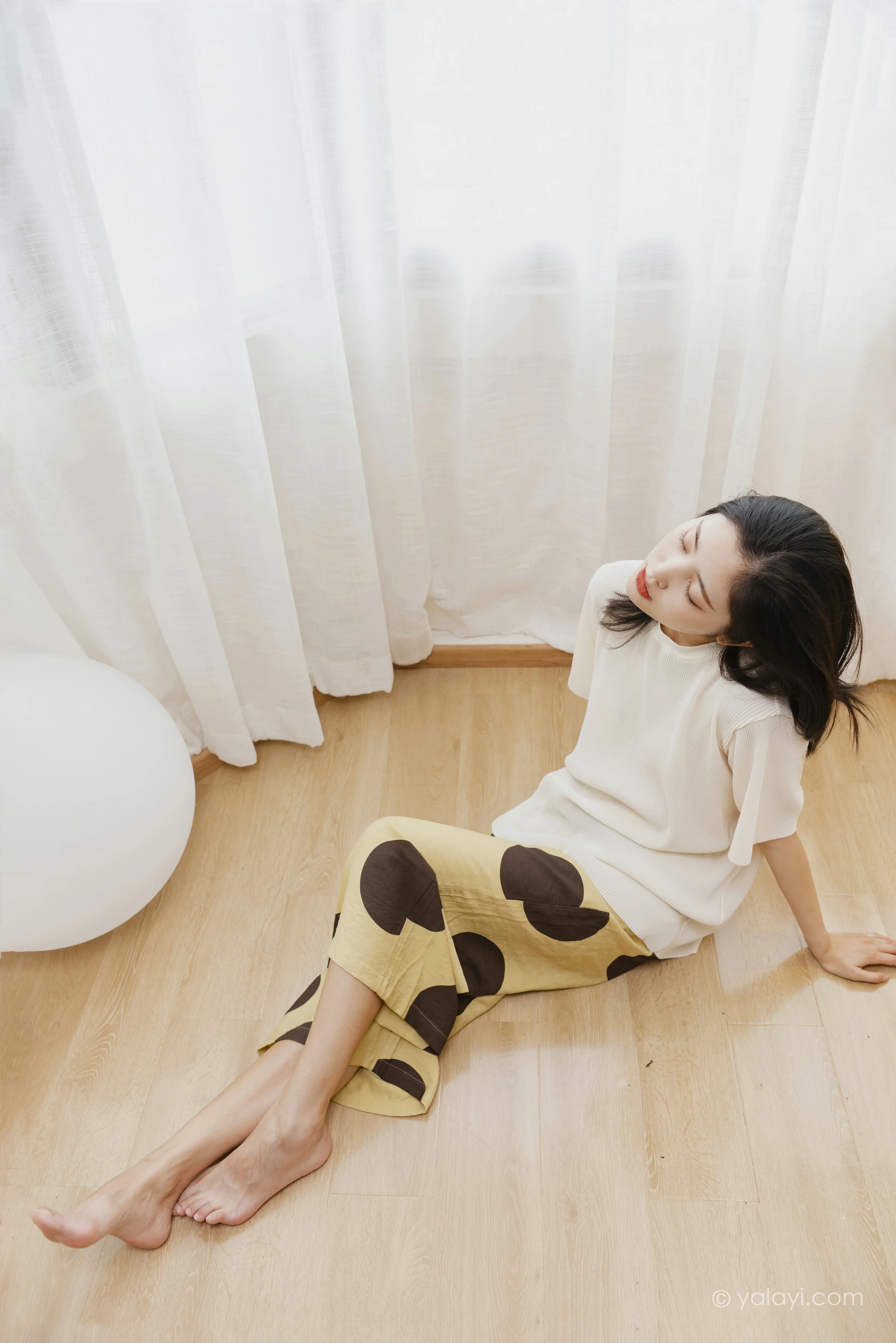 [YALAYI雅拉伊]NO.698 《亲爱的请放松》 苍儿 白色短袖加黄色短裤居家私房写真集第8张