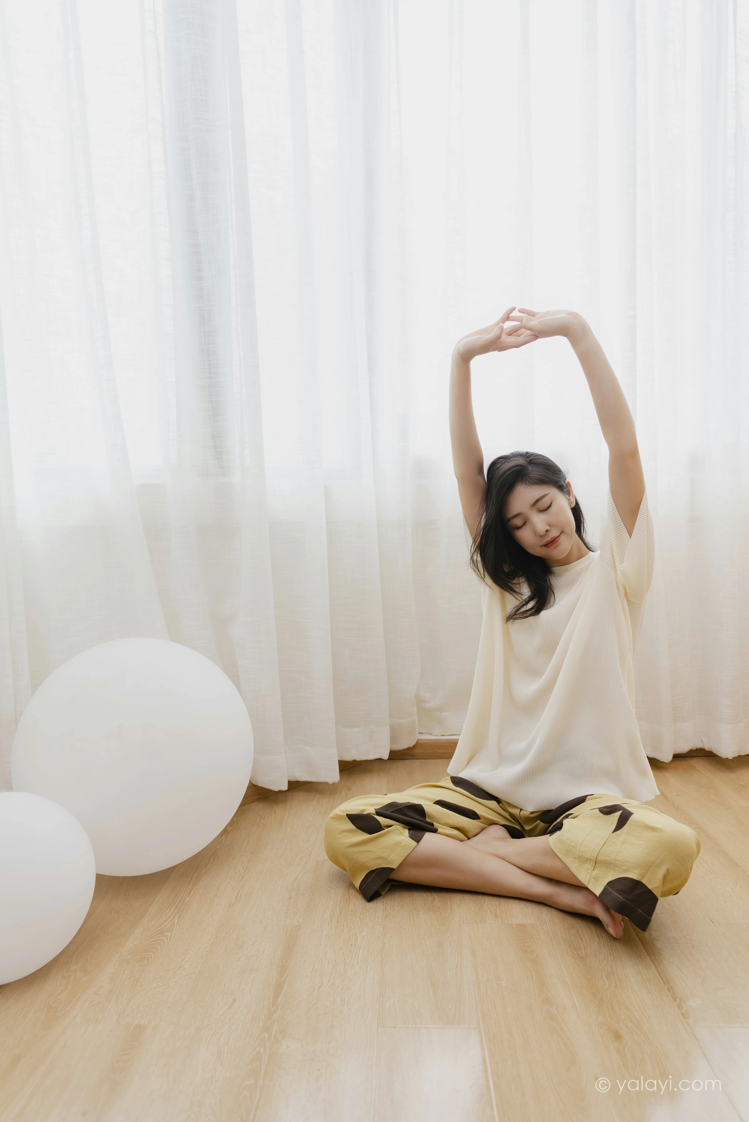 [YALAYI雅拉伊]NO.698 《亲爱的请放松》 苍儿 白色短袖加黄色短裤居家私房写真集第10张