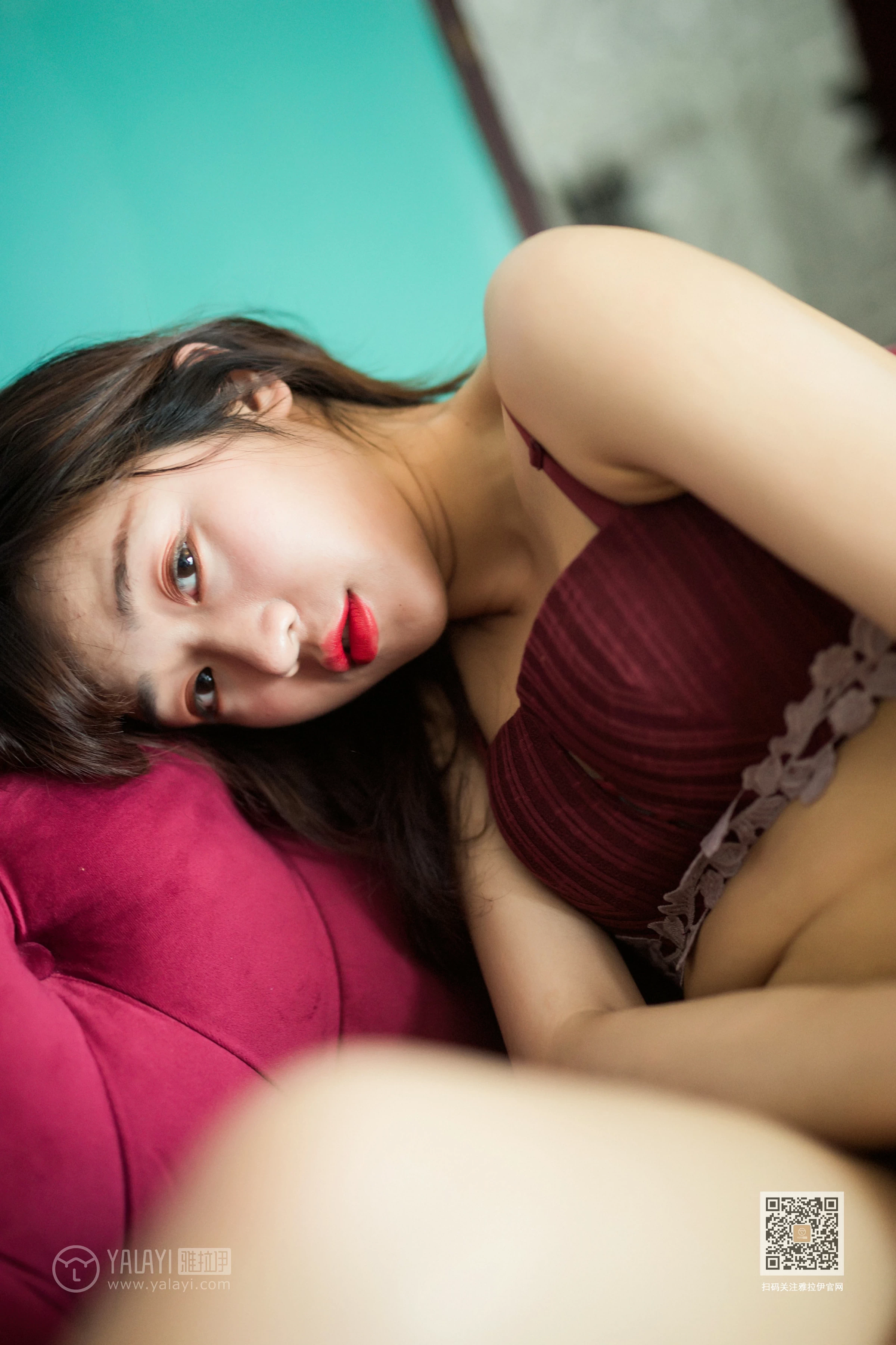 [YALAYI雅拉伊]Vol.514 紫红天鹅绒 小颖 黑色睡衣加红色性感内衣私房写真集第8张