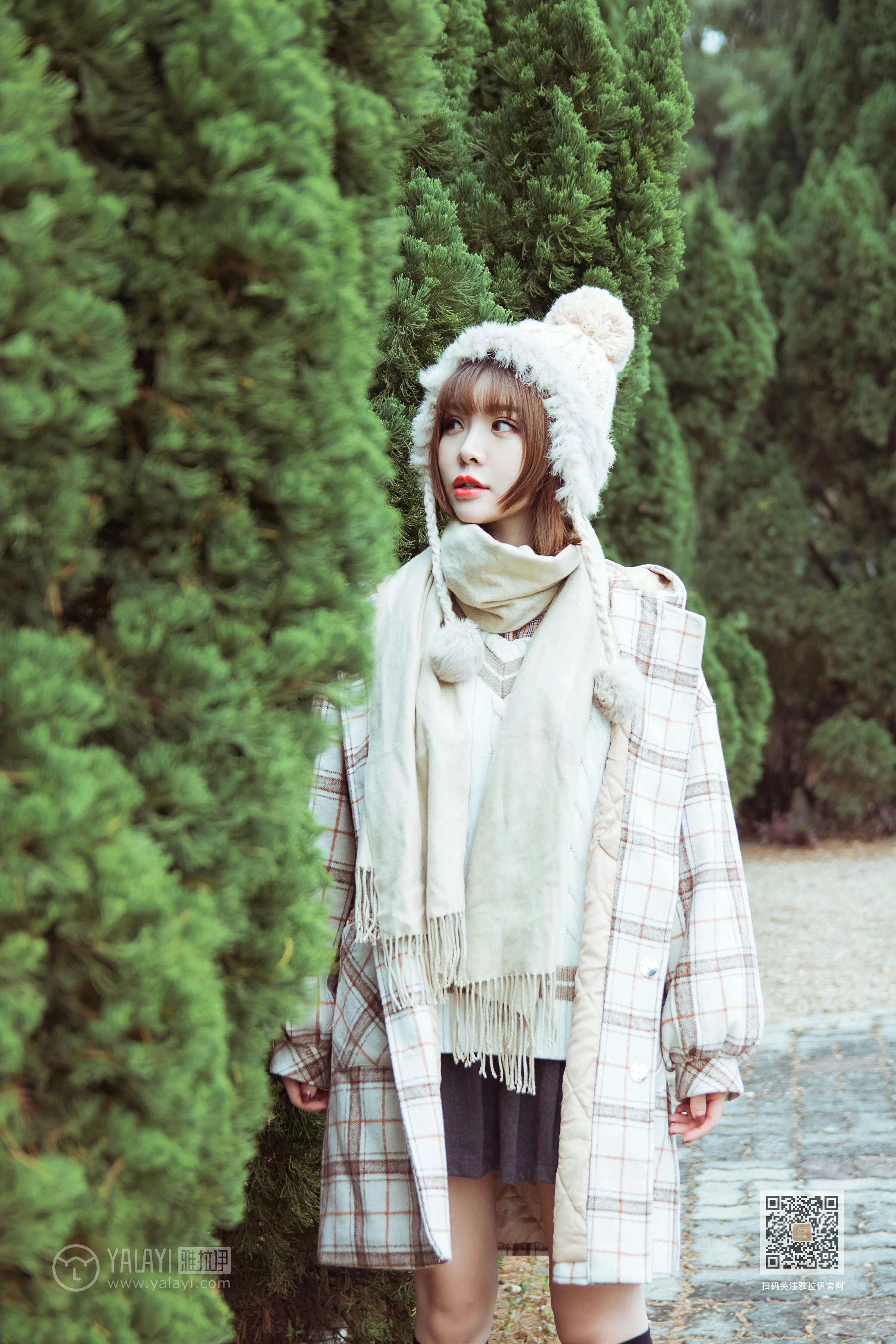 [YALAYI雅拉伊]Vol.515 冬日 阳阳 白色大衣加黑色短裙清纯可爱私房写真集第1张