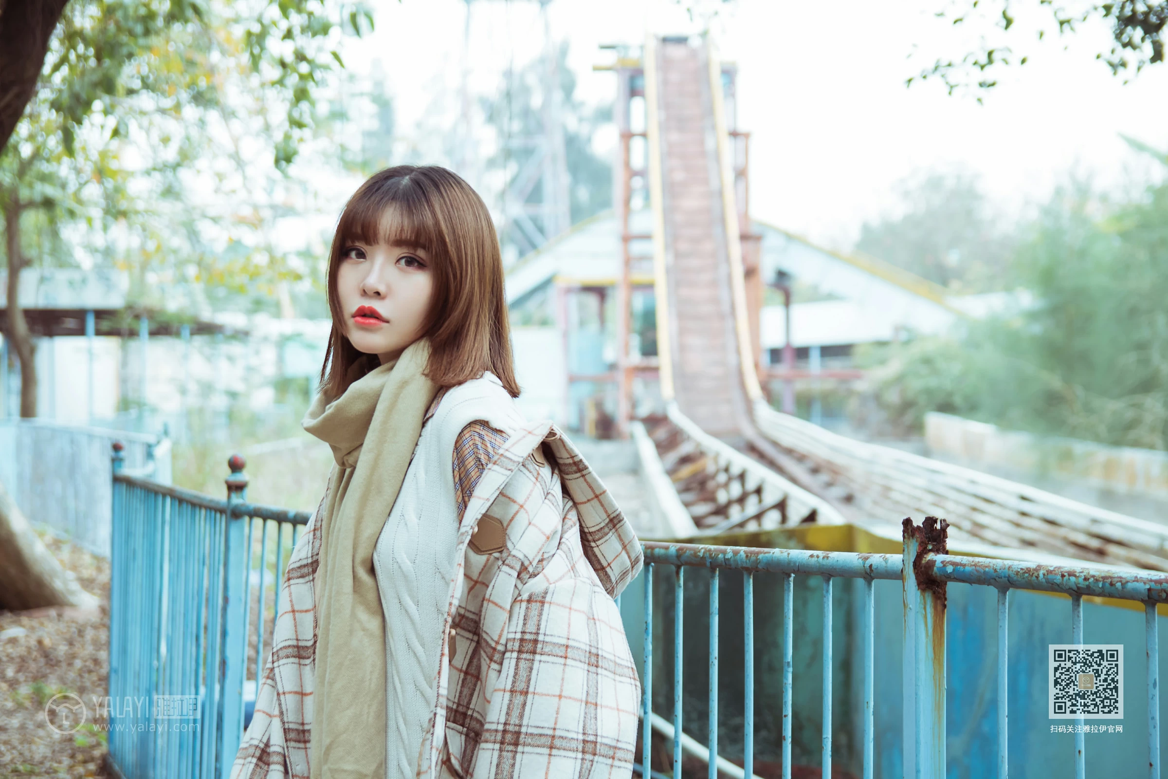 [YALAYI雅拉伊]Vol.515 冬日 阳阳 白色大衣加黑色短裙清纯可爱私房写真集第6张