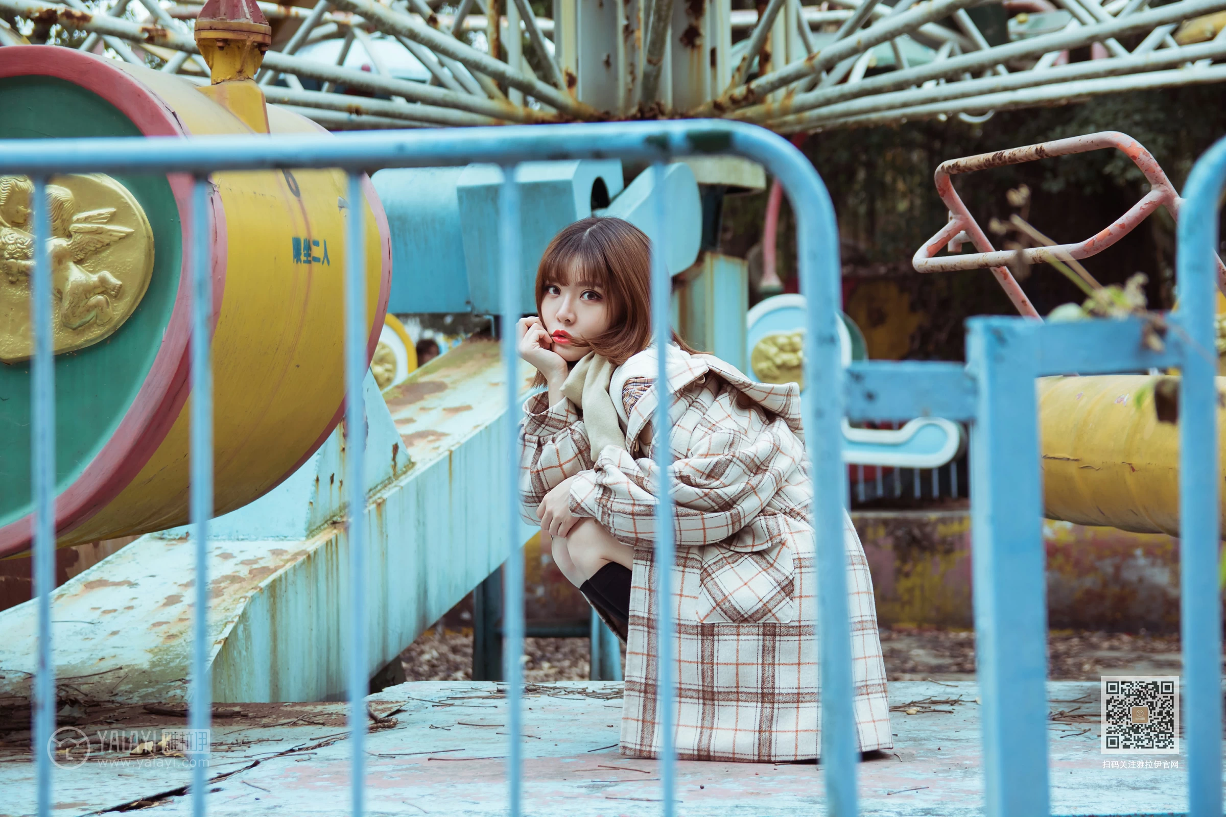 [YALAYI雅拉伊]Vol.515 冬日 阳阳 白色大衣加黑色短裙清纯可爱私房写真集第8张