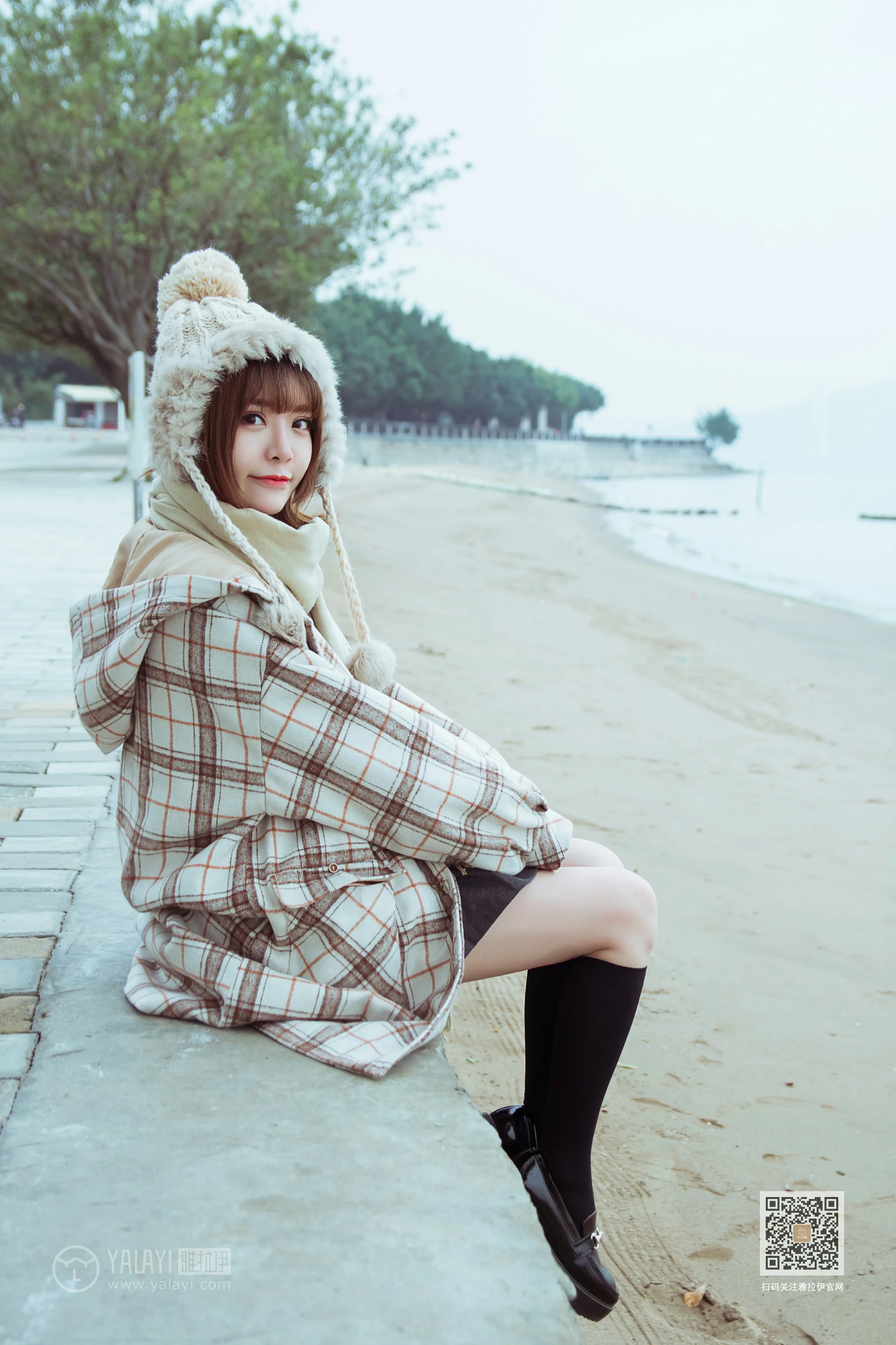 [YALAYI雅拉伊]Vol.515 冬日 阳阳 白色大衣加黑色短裙清纯可爱私房写真集第12张