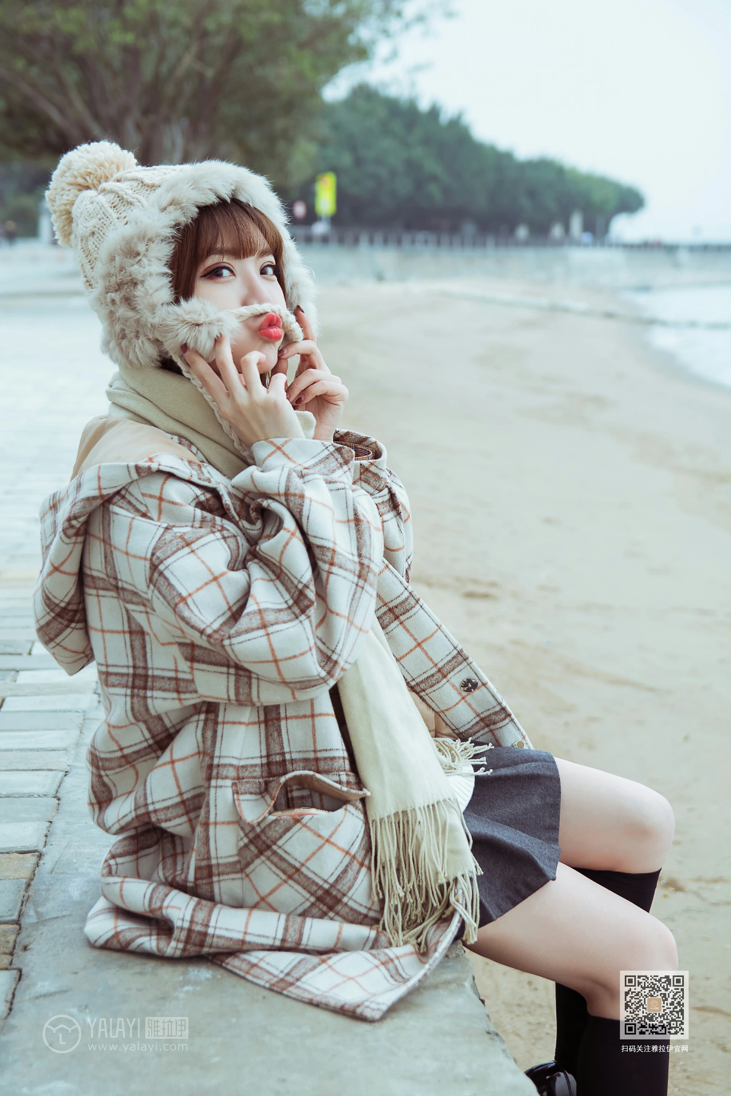 [YALAYI雅拉伊]Vol.515 冬日 阳阳 白色大衣加黑色短裙清纯可爱私房写真集第13张