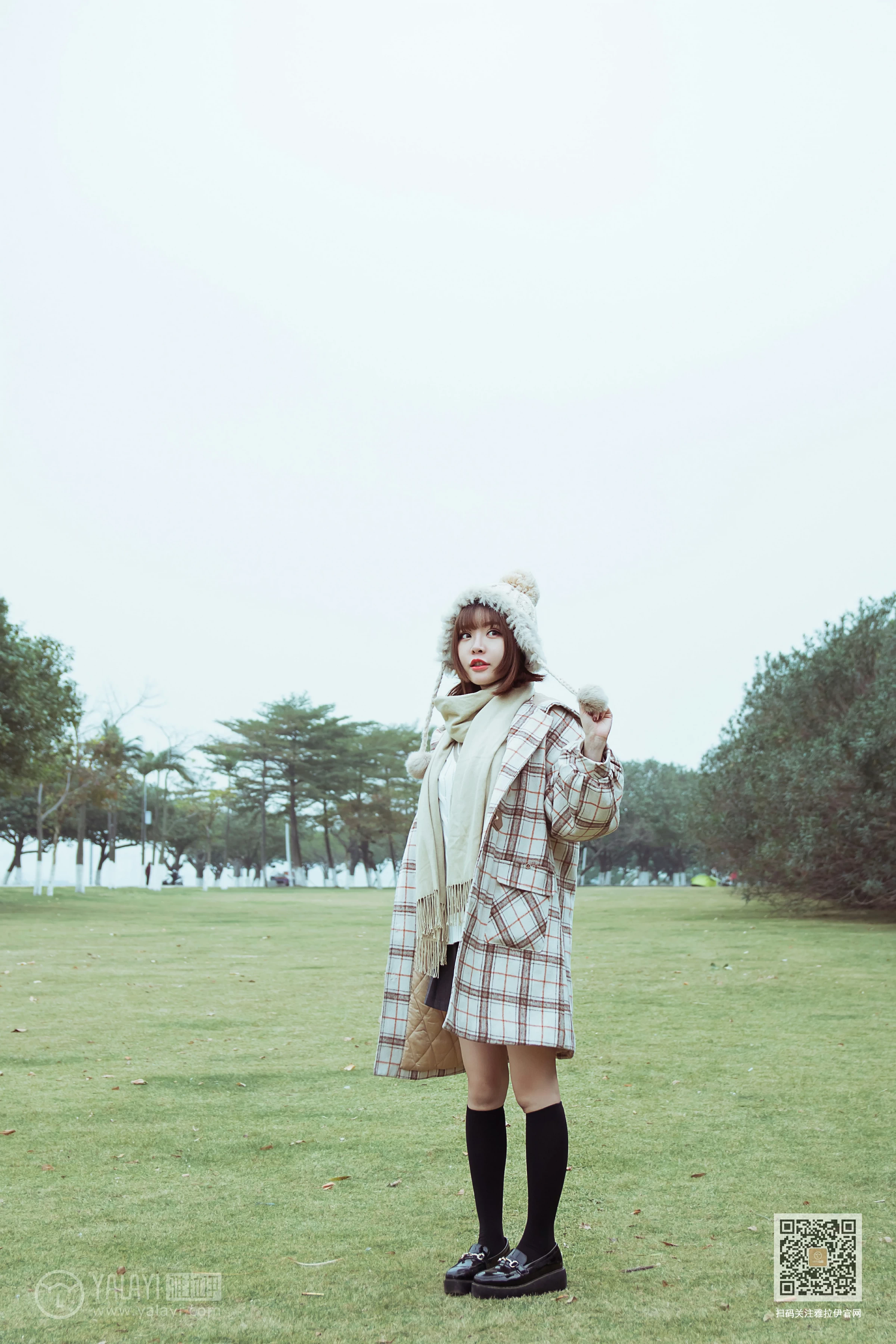 [YALAYI雅拉伊]Vol.515 冬日 阳阳 白色大衣加黑色短裙清纯可爱私房写真集第14张