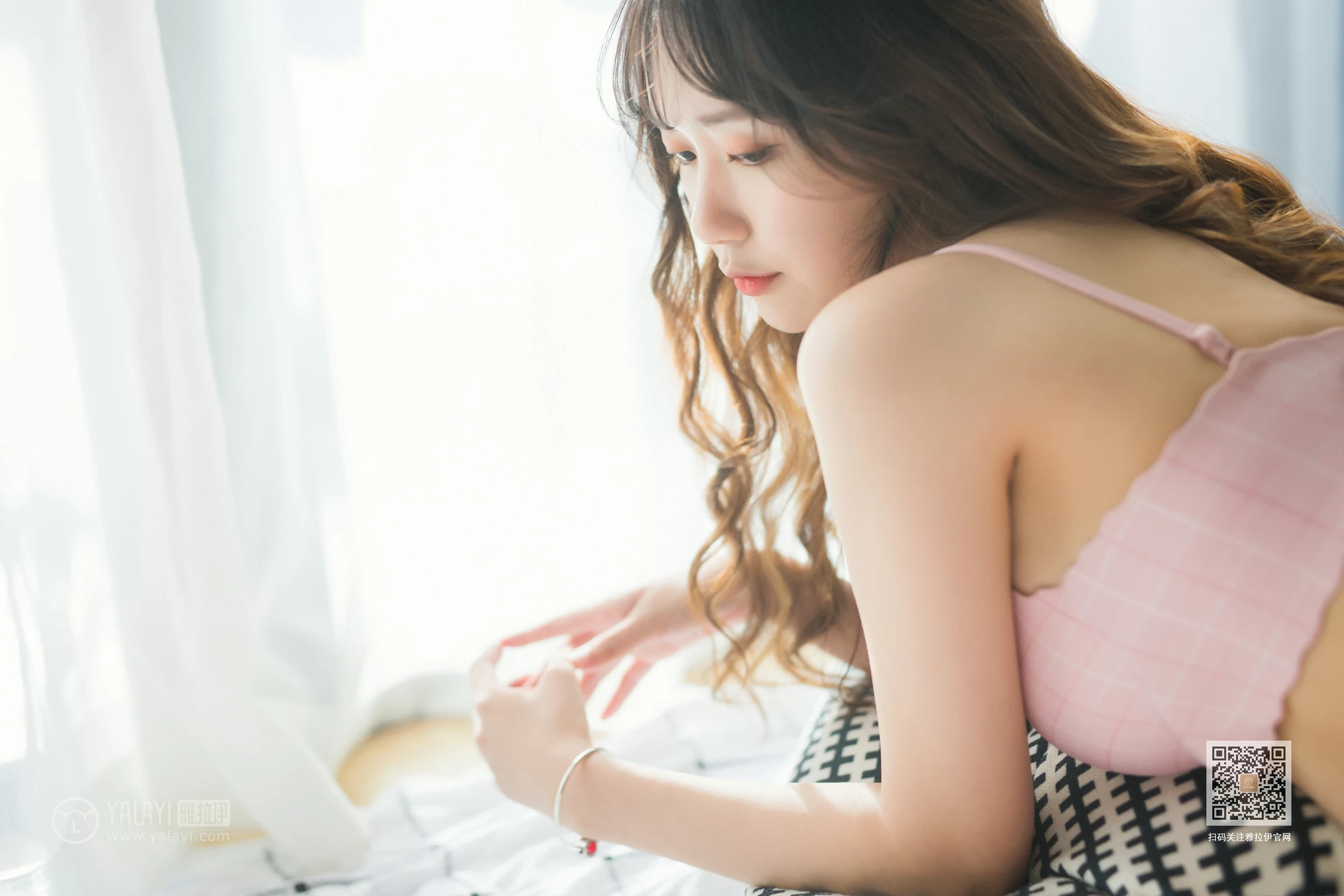 [YALAYI雅拉伊]Vol.517 触不可及的你 晓琳 粉色性感内衣居家私房写真集第3张