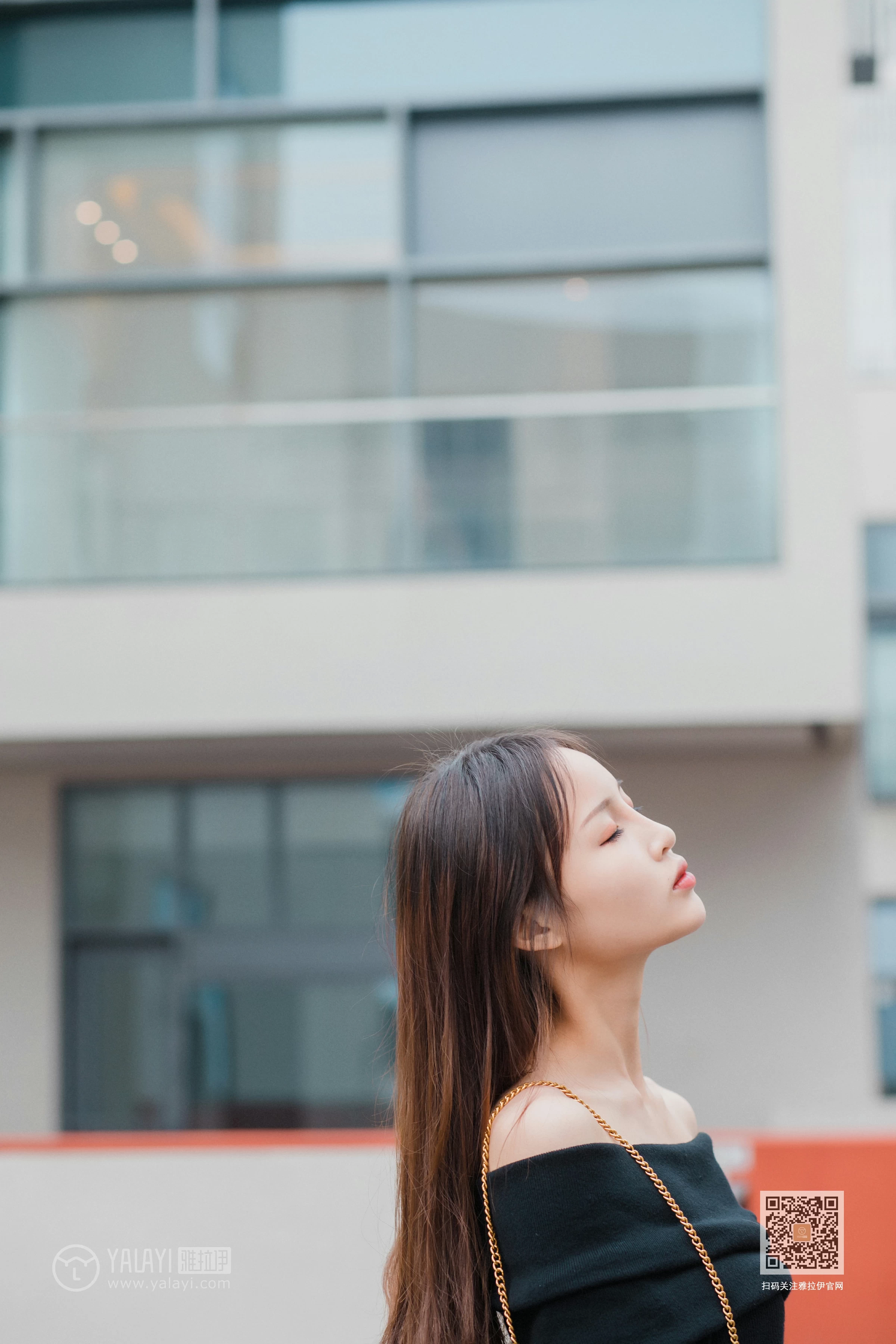 [YALAYI雅拉伊]Vol.520 广漂女孩儿 小五 黑色抹胸上衣加黑色短裙性感私房写真集第8张