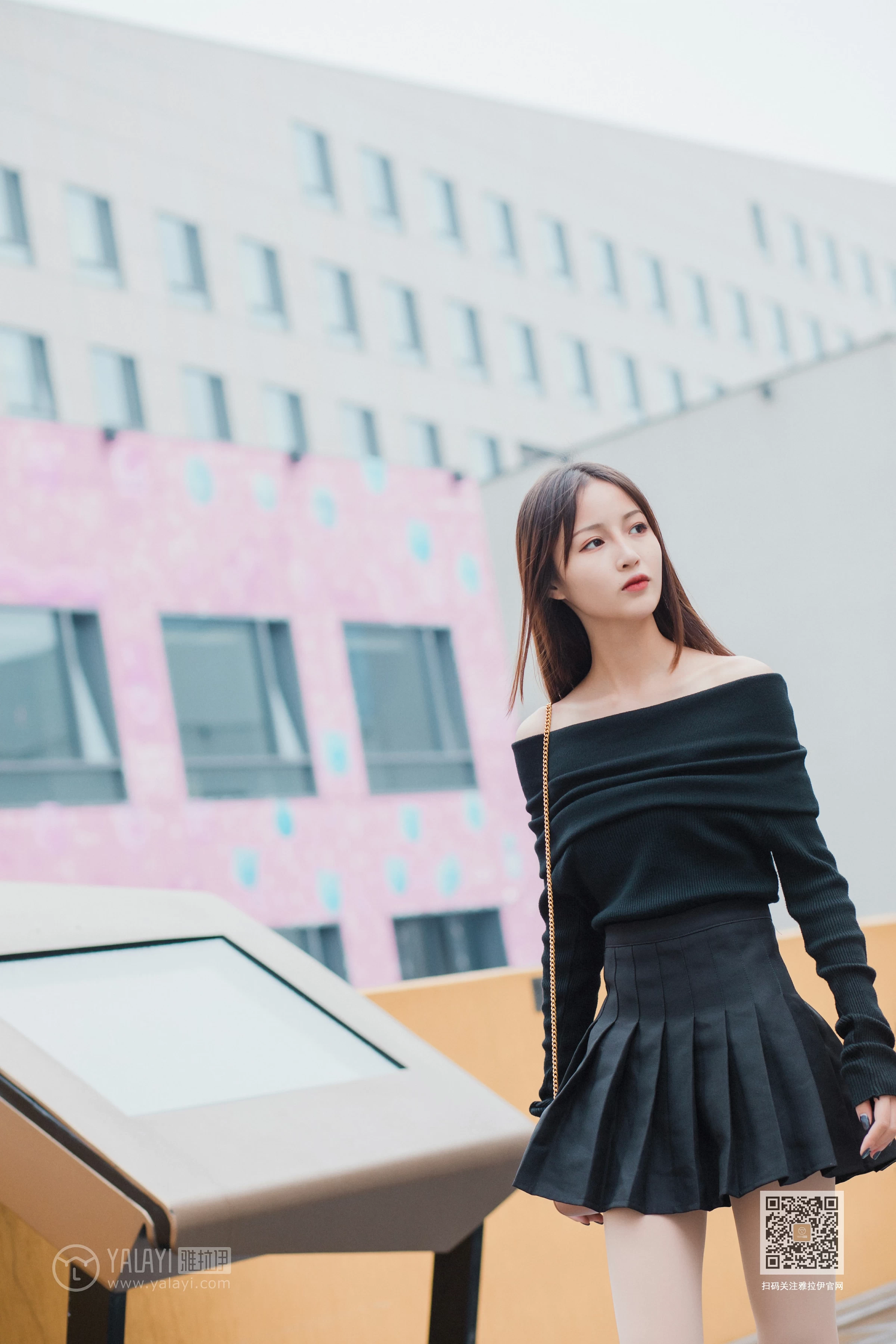 [YALAYI雅拉伊]Vol.520 广漂女孩儿 小五 黑色抹胸上衣加黑色短裙性感私房写真集第11张