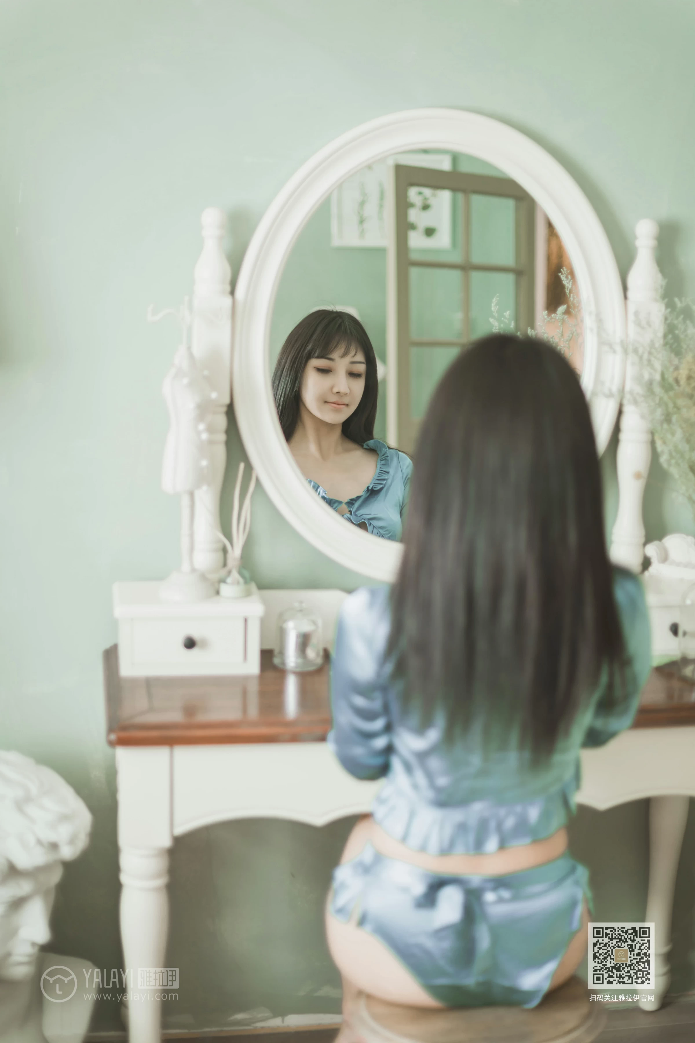 [YALAYI雅拉伊]Vol.527 坐我身边 韩熙 银色高腰上衣加情趣短裙性感私房写真集第5张