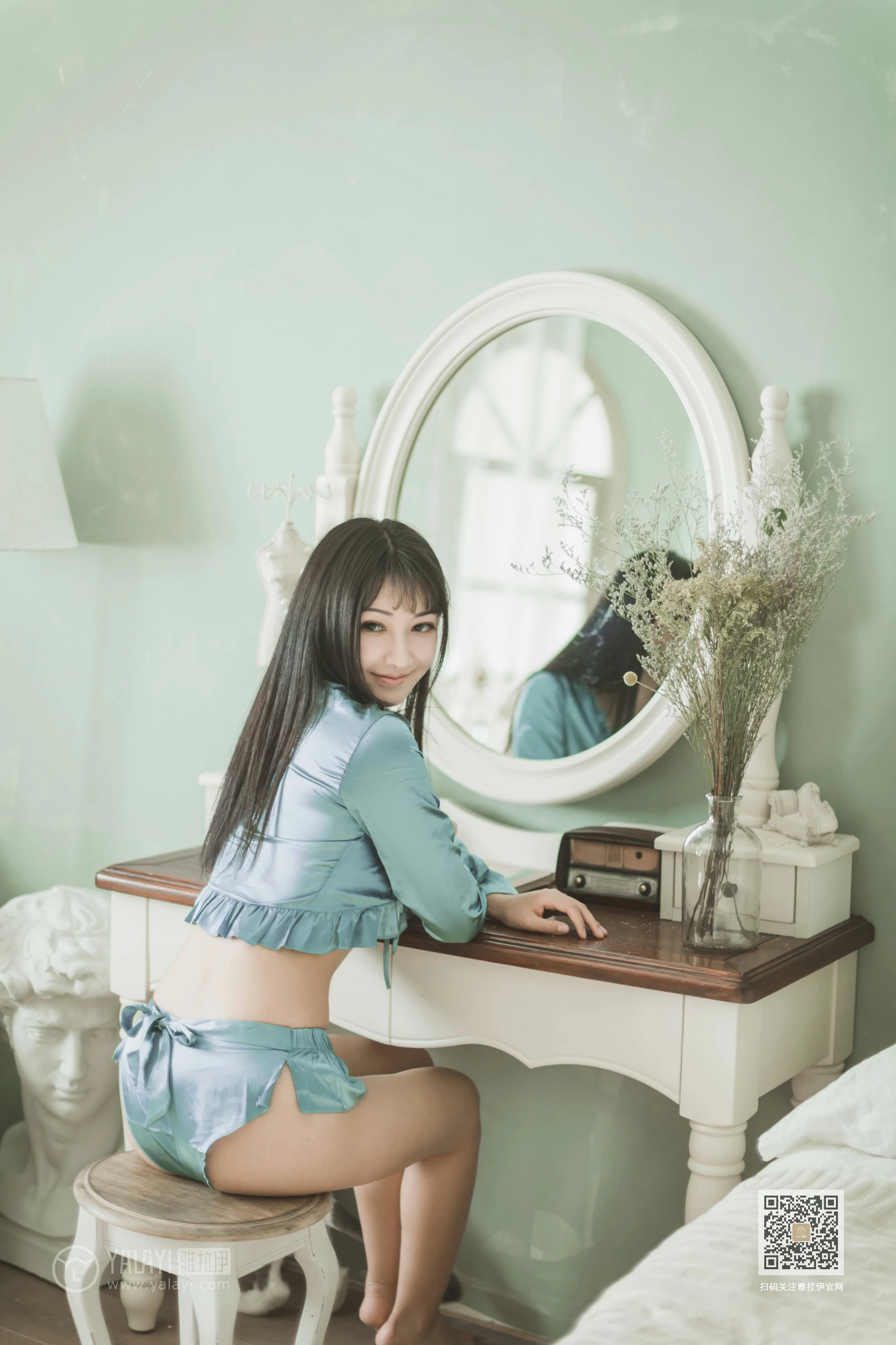 [YALAYI雅拉伊]Vol.527 坐我身边 韩熙 银色高腰上衣加情趣短裙性感私房写真集第5张