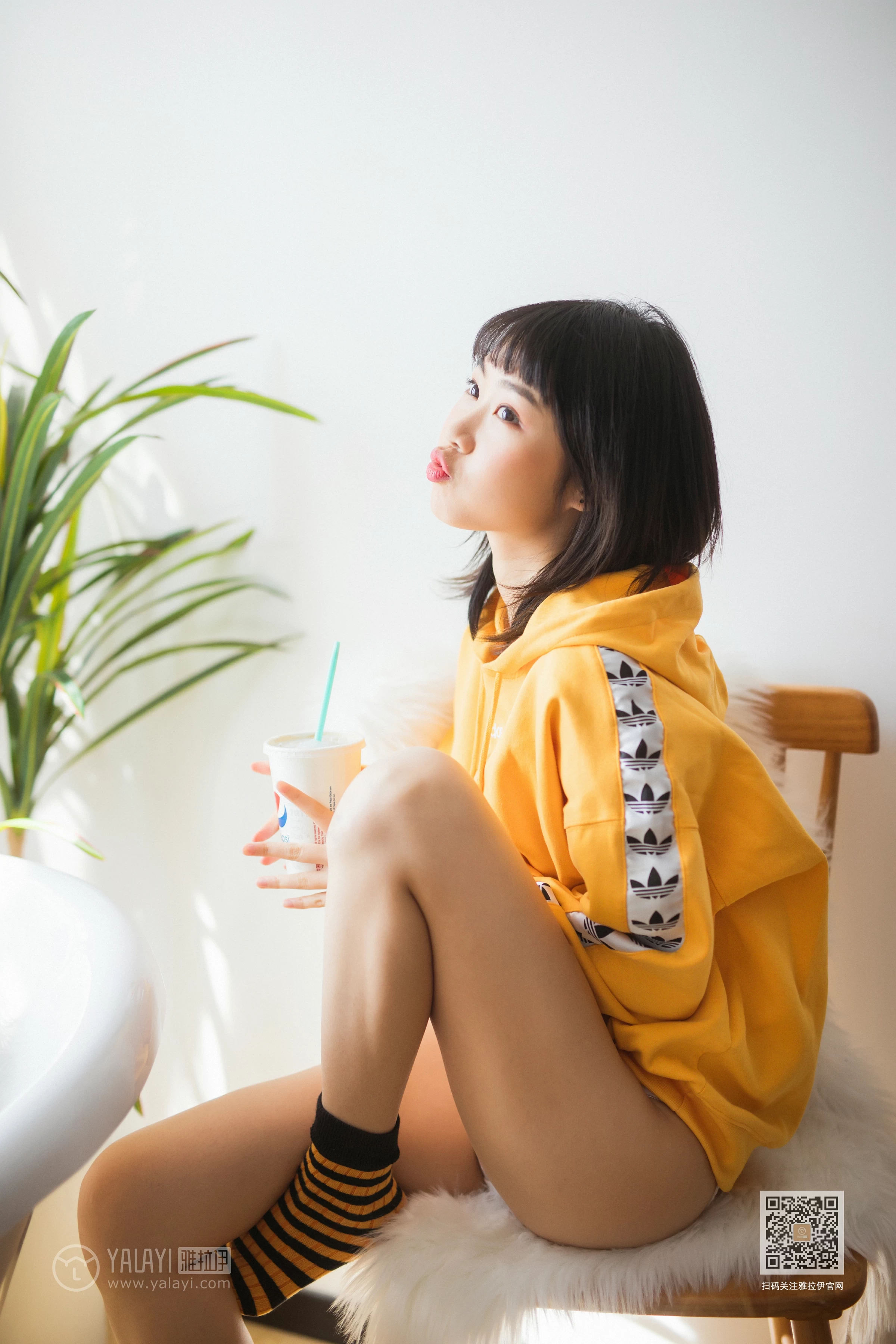 [YALAYI雅拉伊]Vol.528 缤纷阳光 粉粉 橙色卫衣加白色性感内衣私房写真集第2张