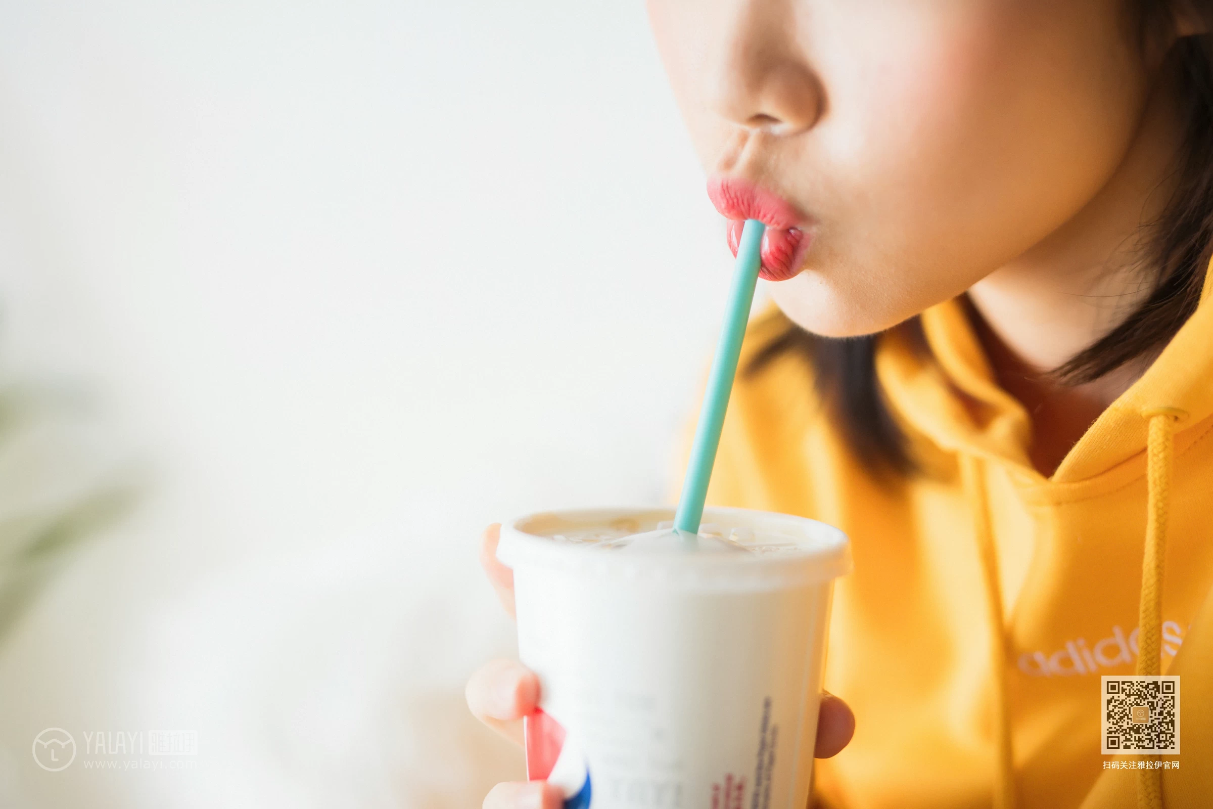 [YALAYI雅拉伊]Vol.528 缤纷阳光 粉粉 橙色卫衣加白色性感内衣私房写真集第4张