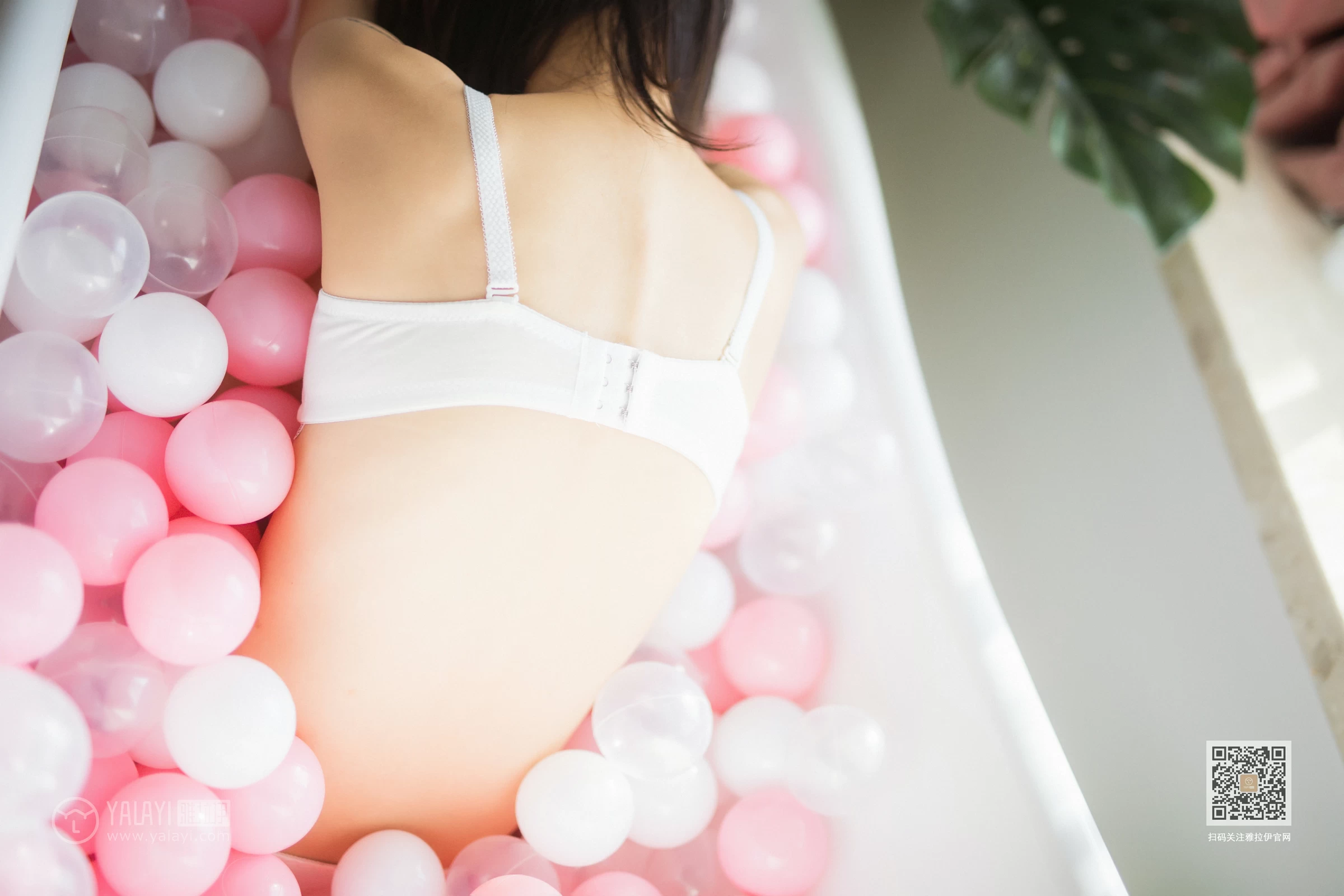 [YALAYI雅拉伊]Vol.528 缤纷阳光 粉粉 橙色卫衣加白色性感内衣私房写真集第11张