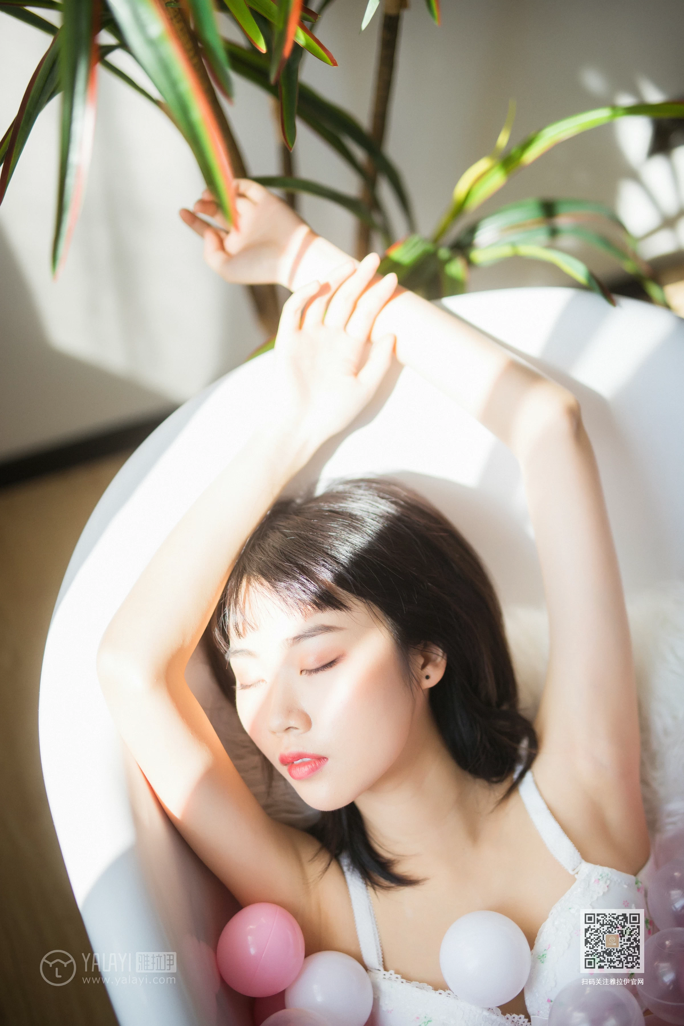 [YALAYI雅拉伊]Vol.528 缤纷阳光 粉粉 橙色卫衣加白色性感内衣私房写真集第12张