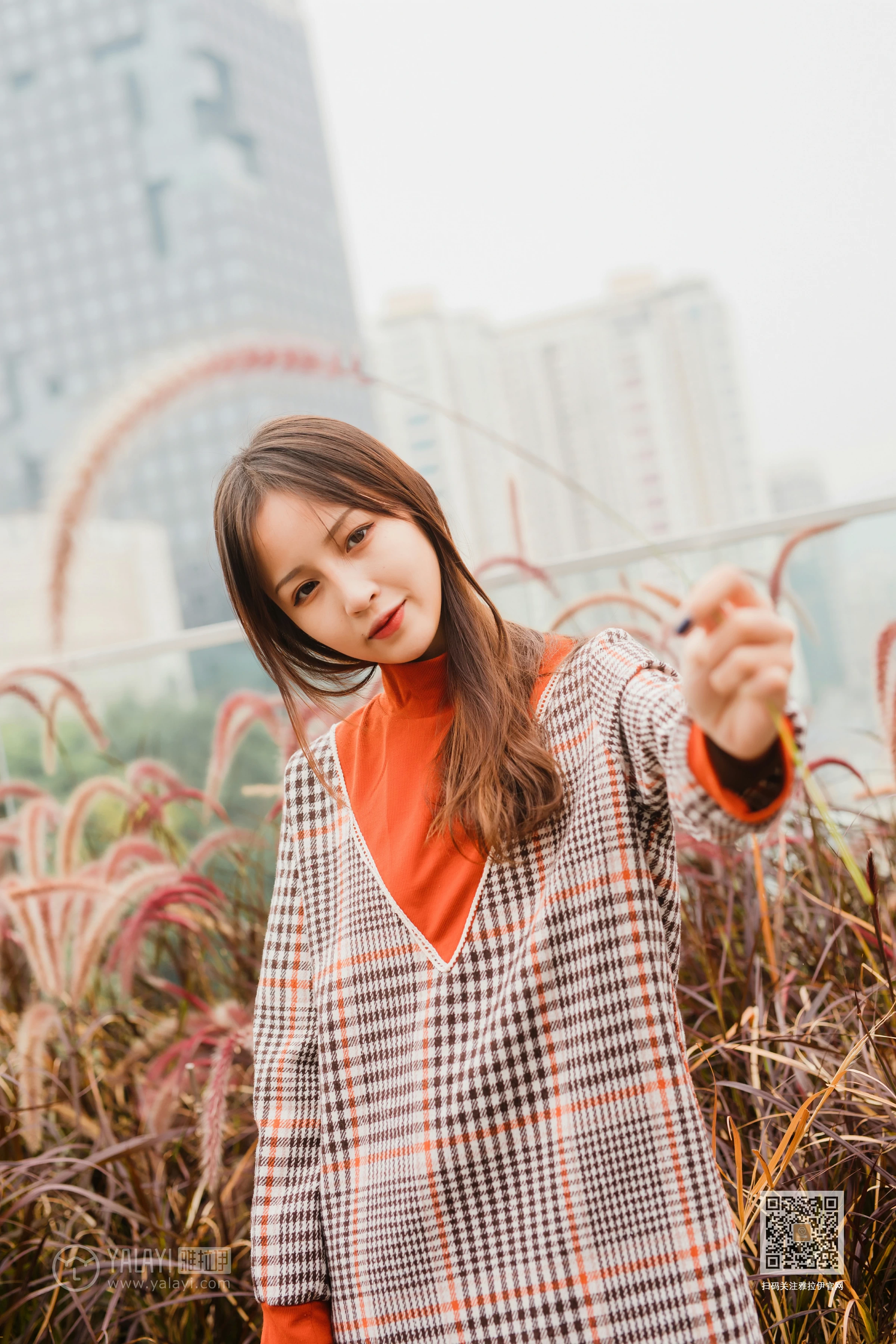 [YALAYI雅拉伊]Vol.543 郊游 小五 连身大衣加灰色长靴清纯私房写真集第4张