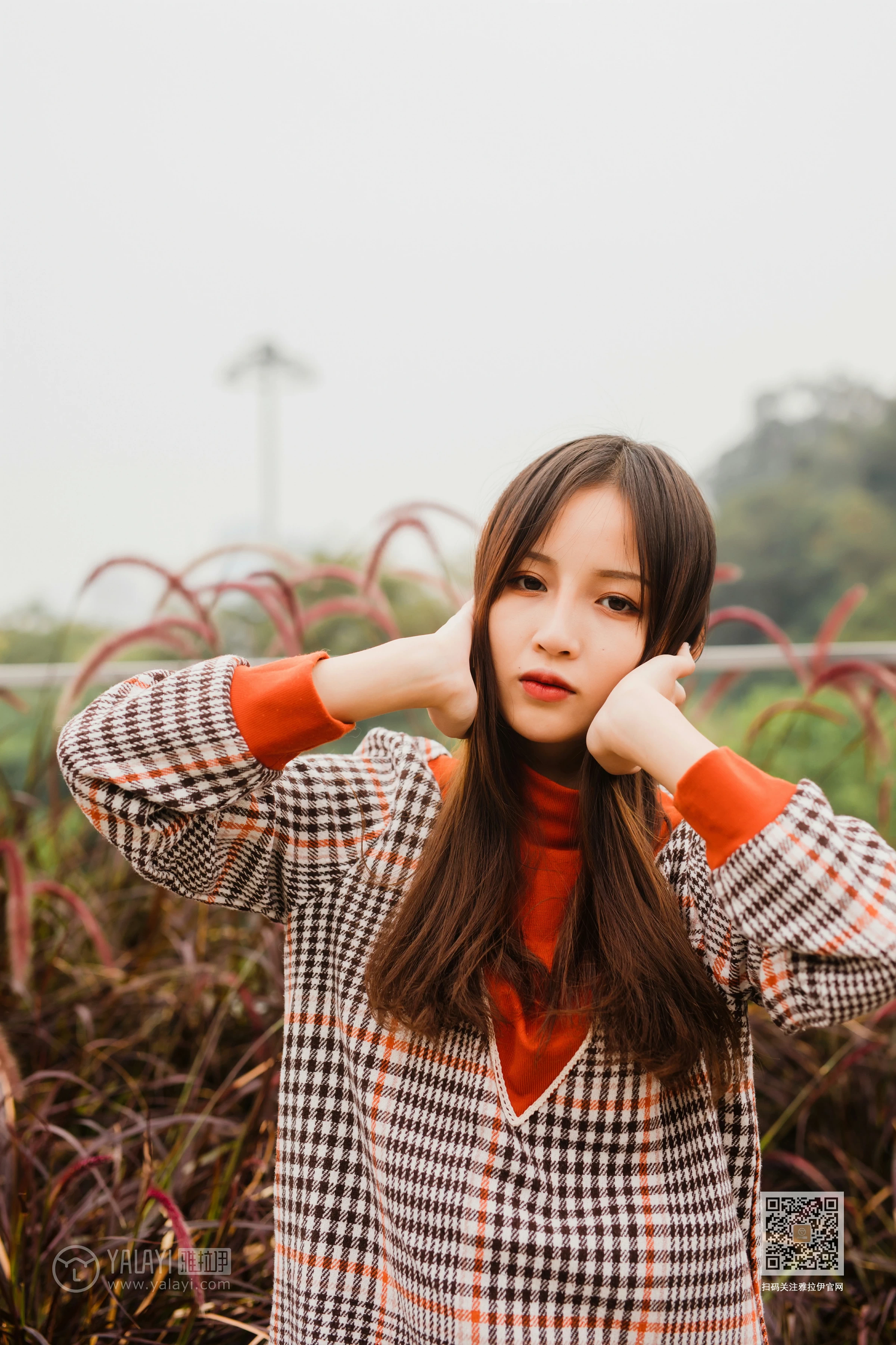 [YALAYI雅拉伊]Vol.543 郊游 小五 连身大衣加灰色长靴清纯私房写真集第13张