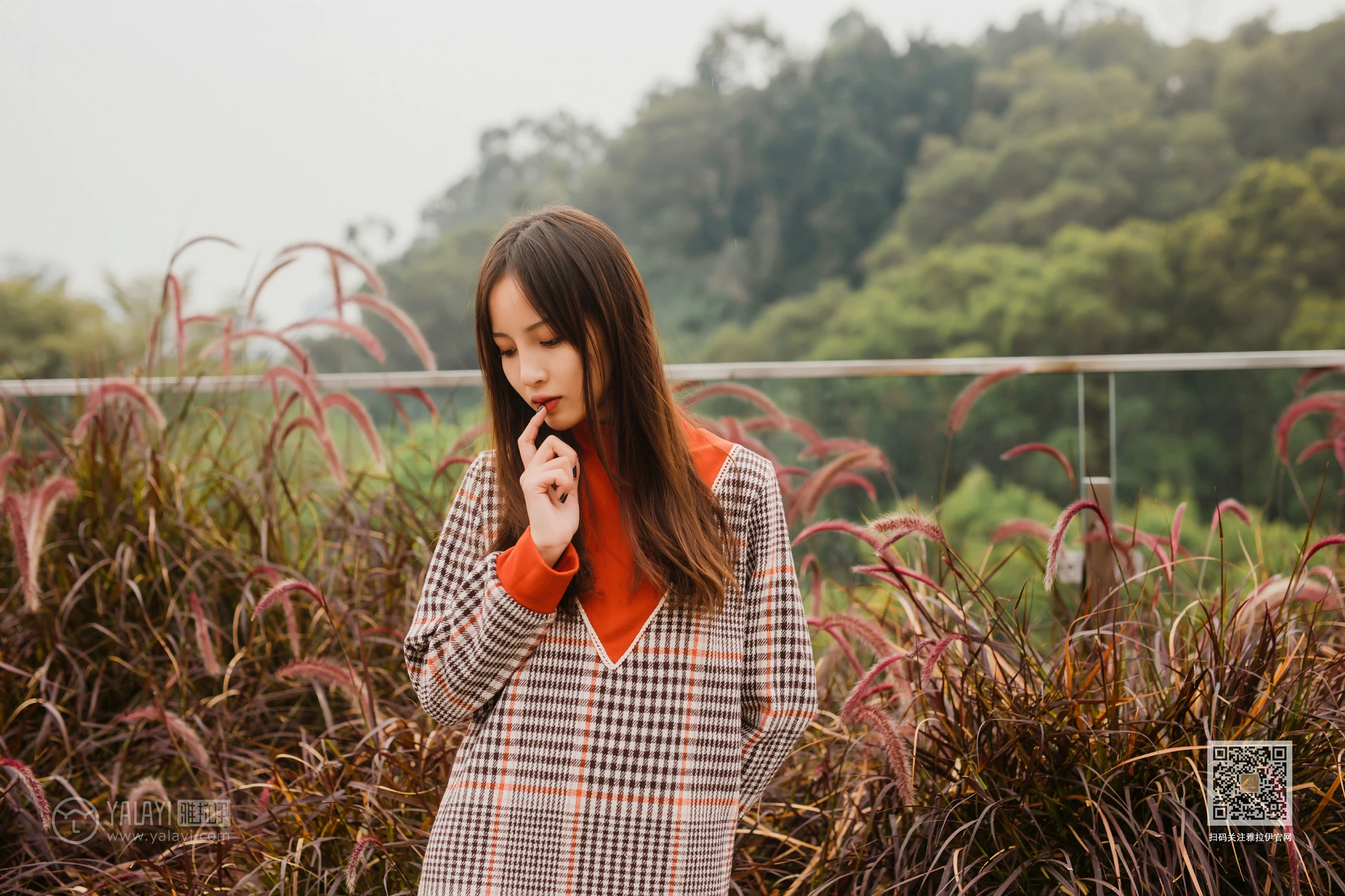 [YALAYI雅拉伊]Vol.543 郊游 小五 连身大衣加灰色长靴清纯私房写真集第15张